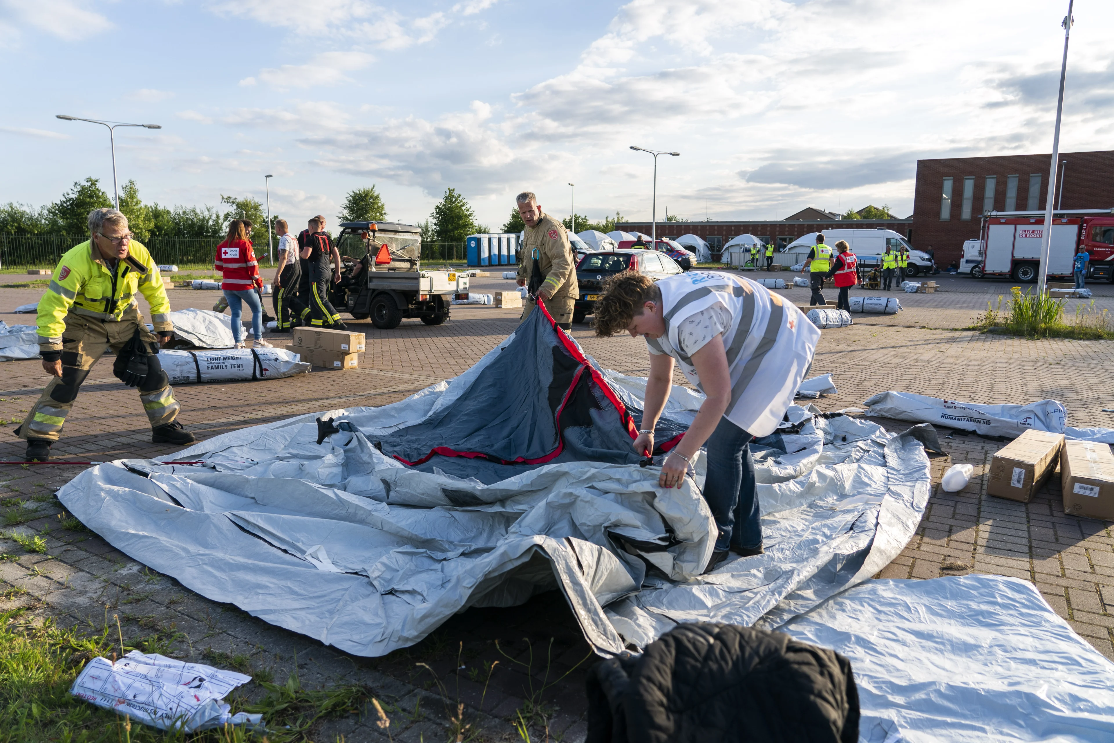 Rode Kruis zet 40 extra tenten neer bij aanmeldcentrum in Ter Apel