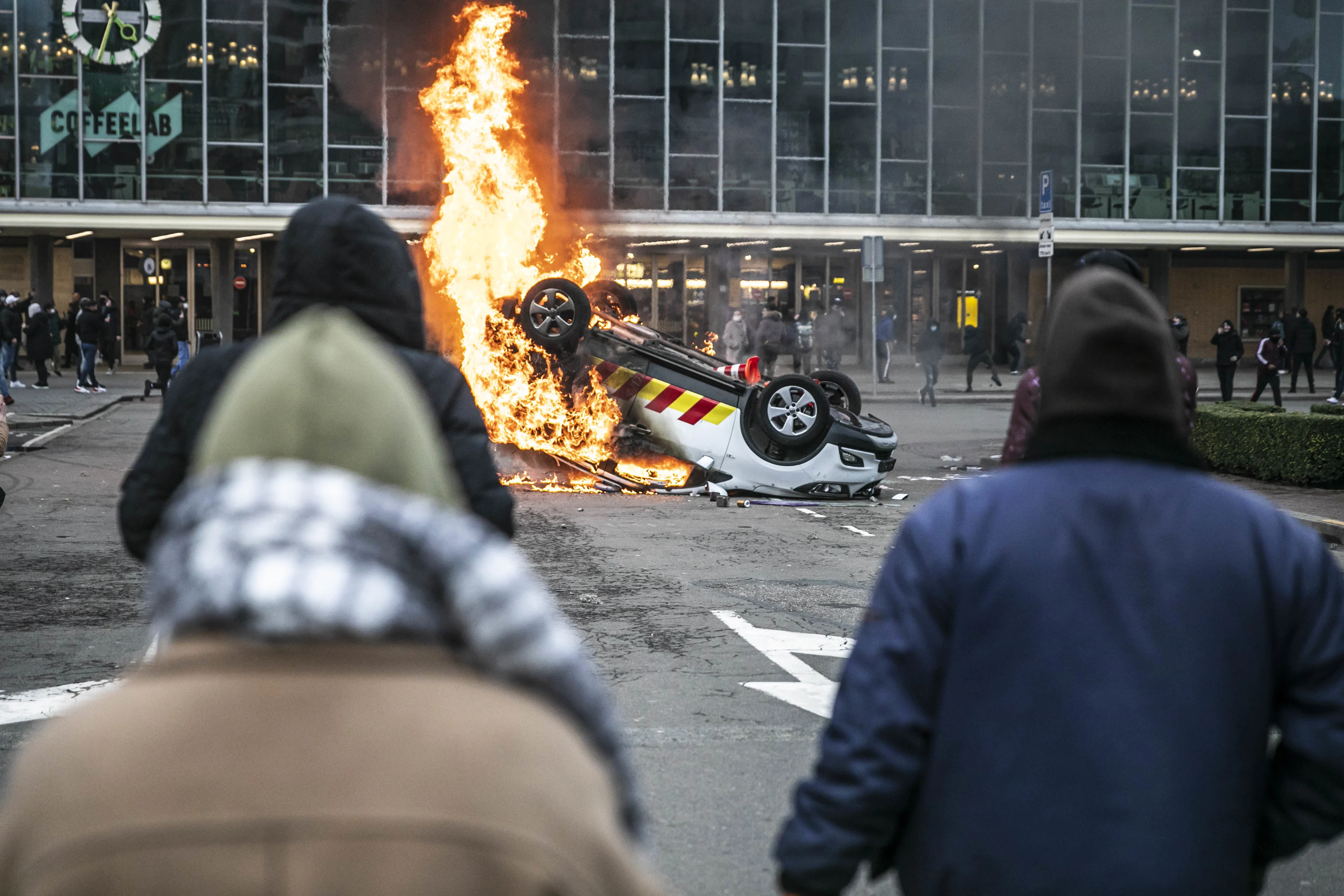 Politie deelt herkenbare foto's van tientallen relschoppers bij avondklokrellen