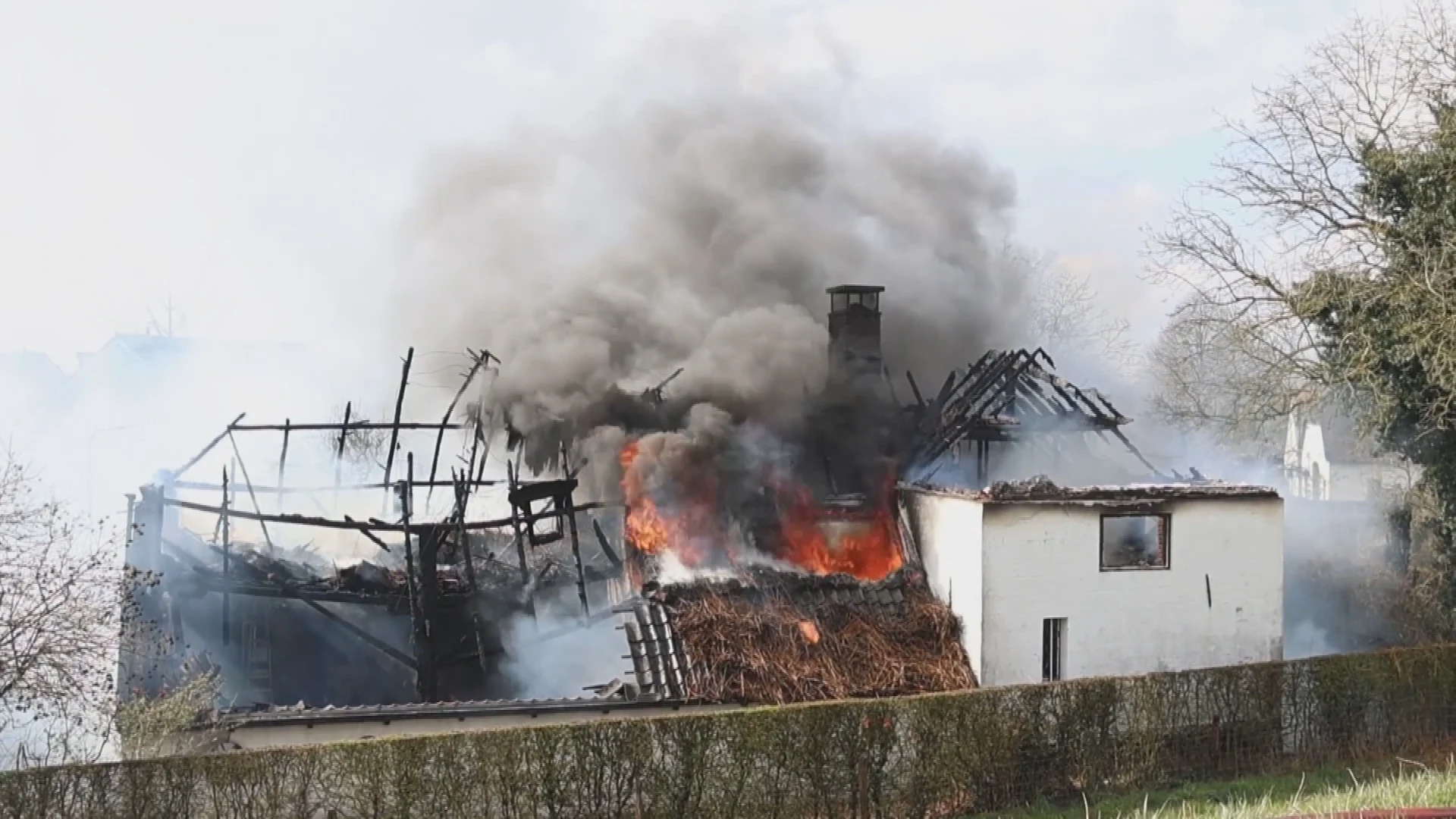 Woningen ontruimd na grote brand bij boerderij in Angeren