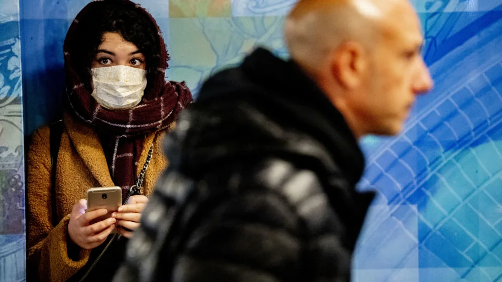 Zevende coronabesmetting: vrouw uit Delft in thuisisolatie met ziekteverschijnselen