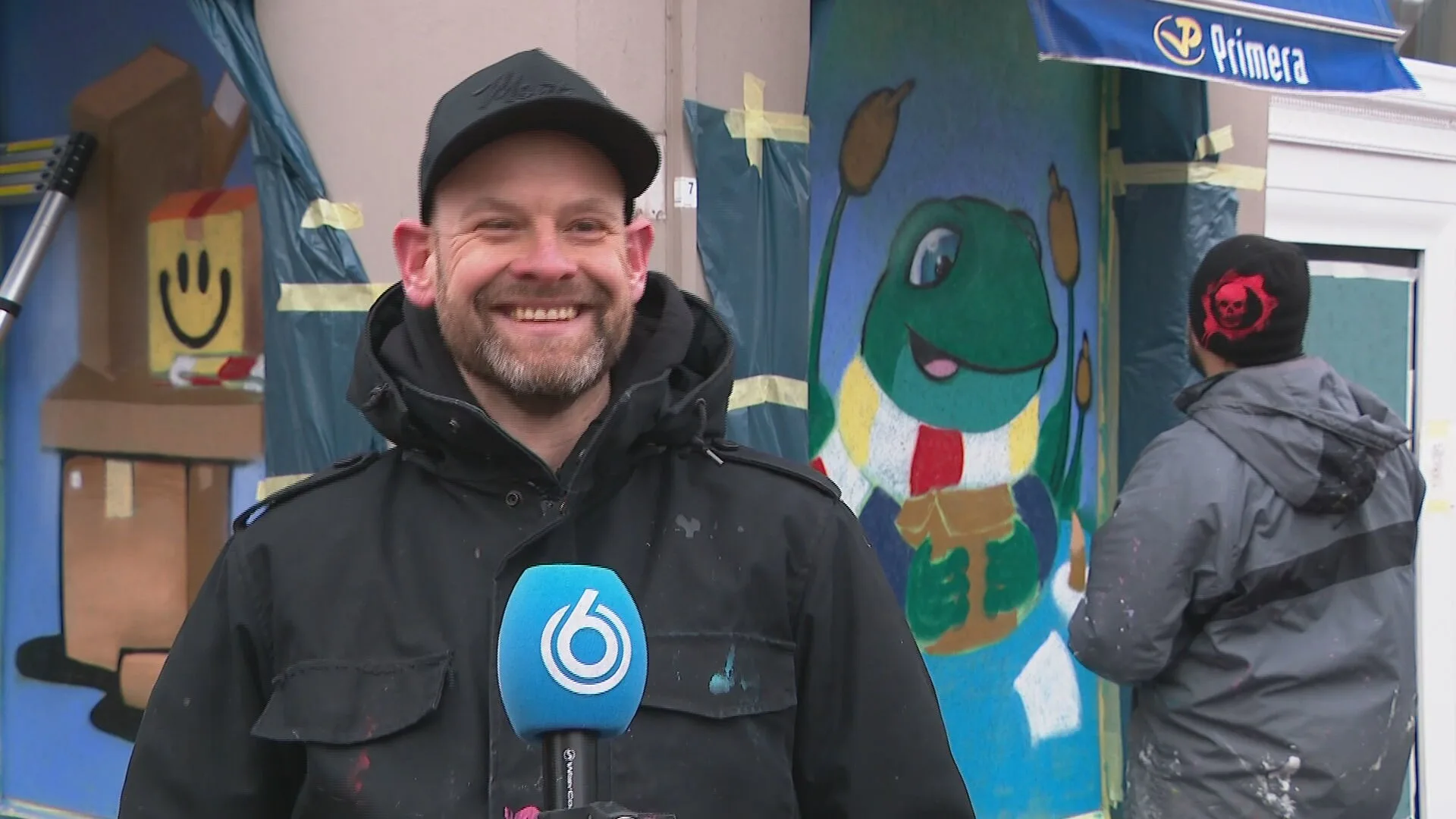 Kunstenaars fleuren dichtgetimmerde winkelpanden in Den Bosch op