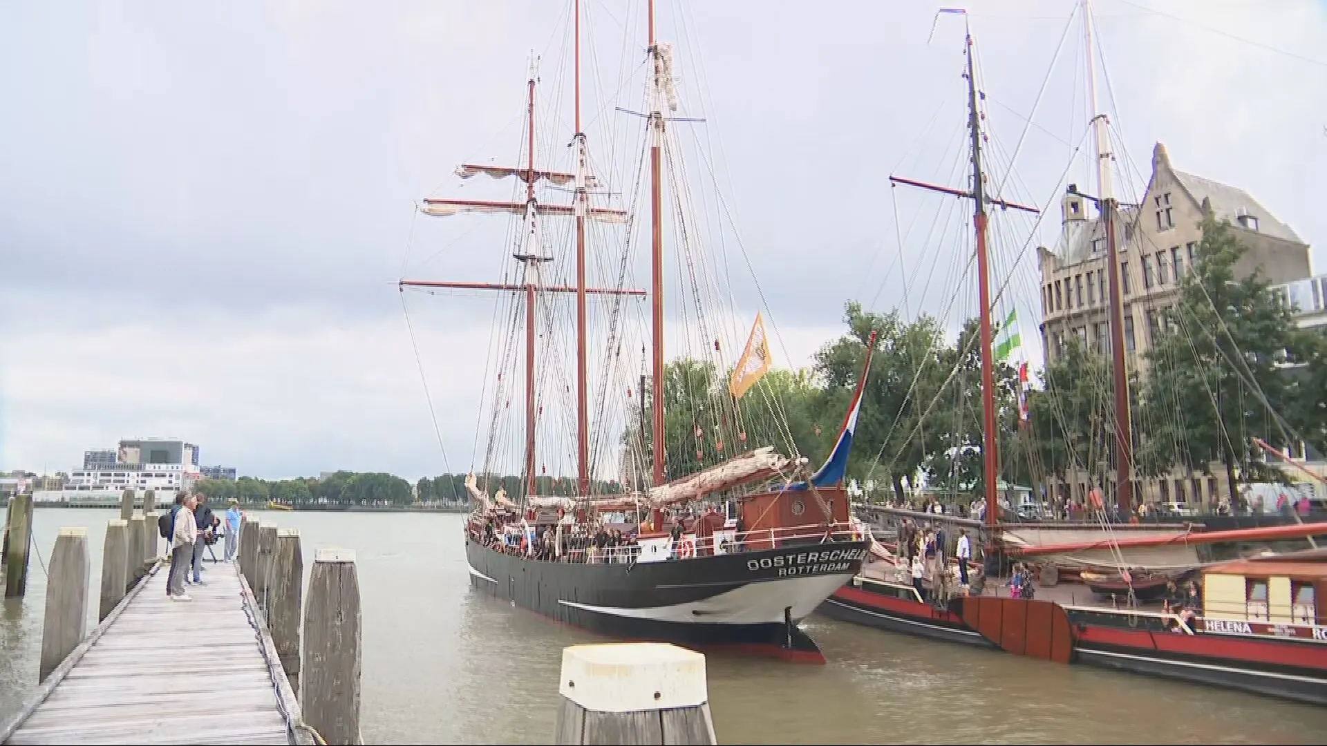 Zeilschip Oosterschelde feestelijk onthaald in Rotterdam na Darwin-reis