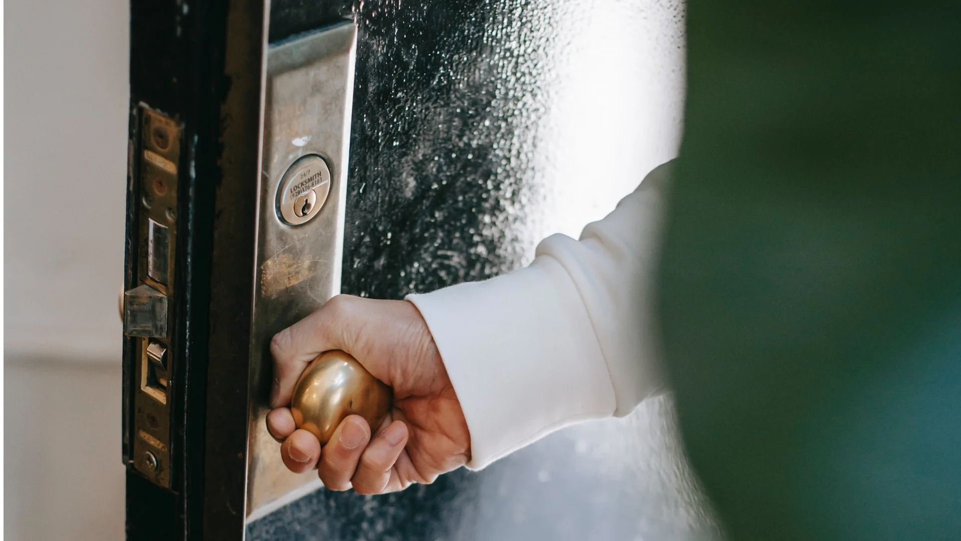 Politie rekent 'bankmedewerkers' in die vrouw van pinpassen beroofden