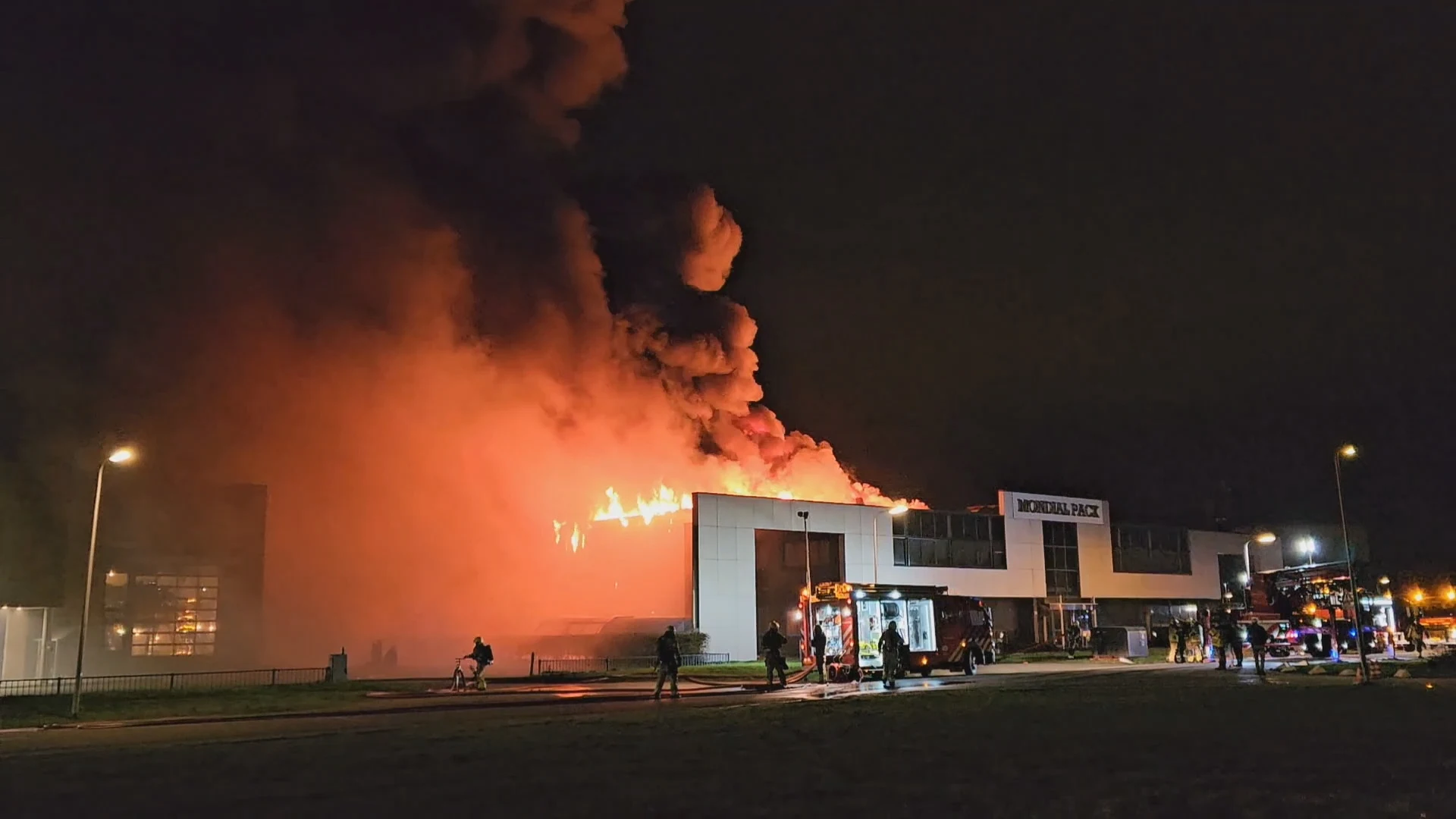 Grote brand bij Mondial Pack op industrieterrein in Enschede
