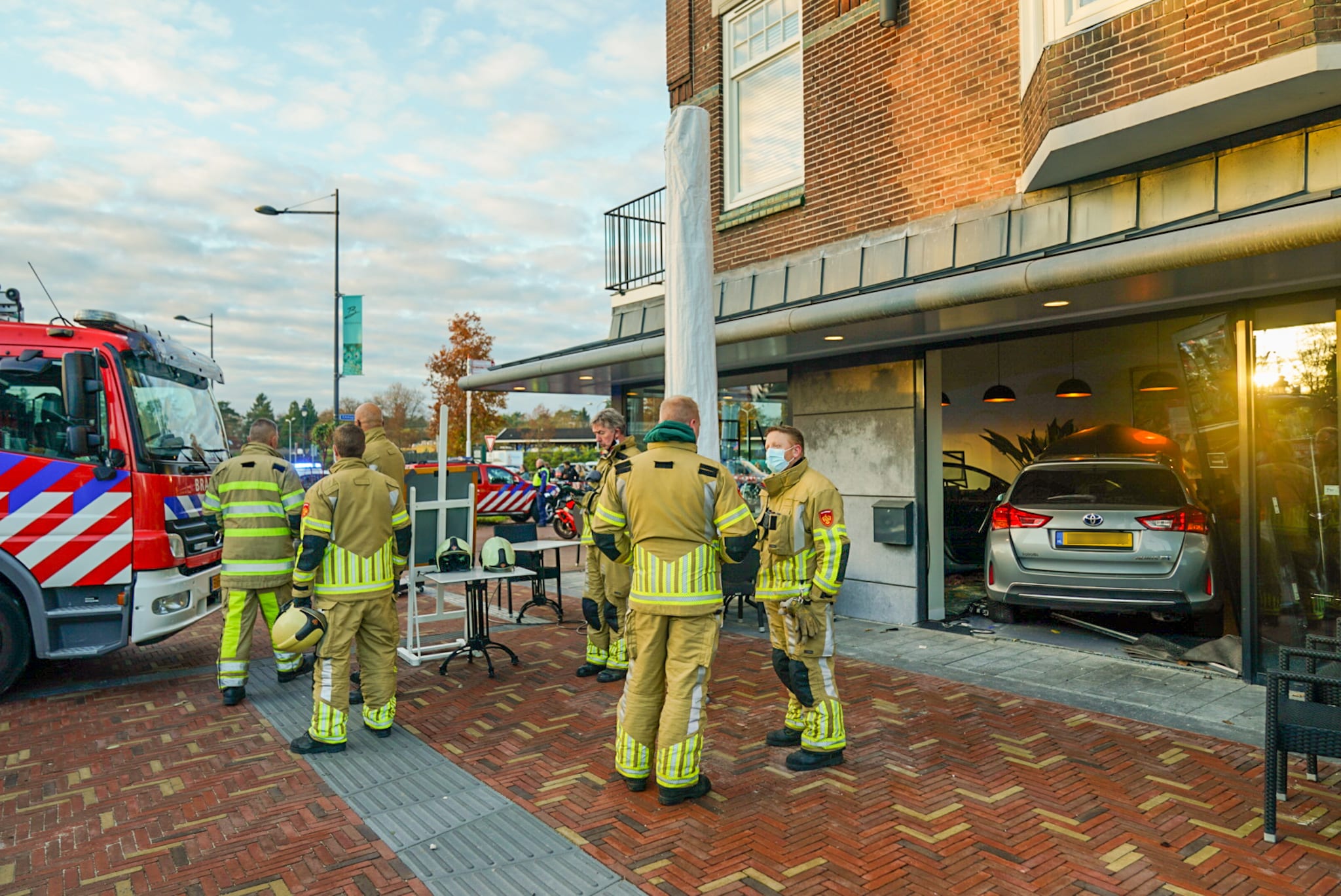 Auto rijdt brasserie binnen: meerdere gewonden, onder wie kind