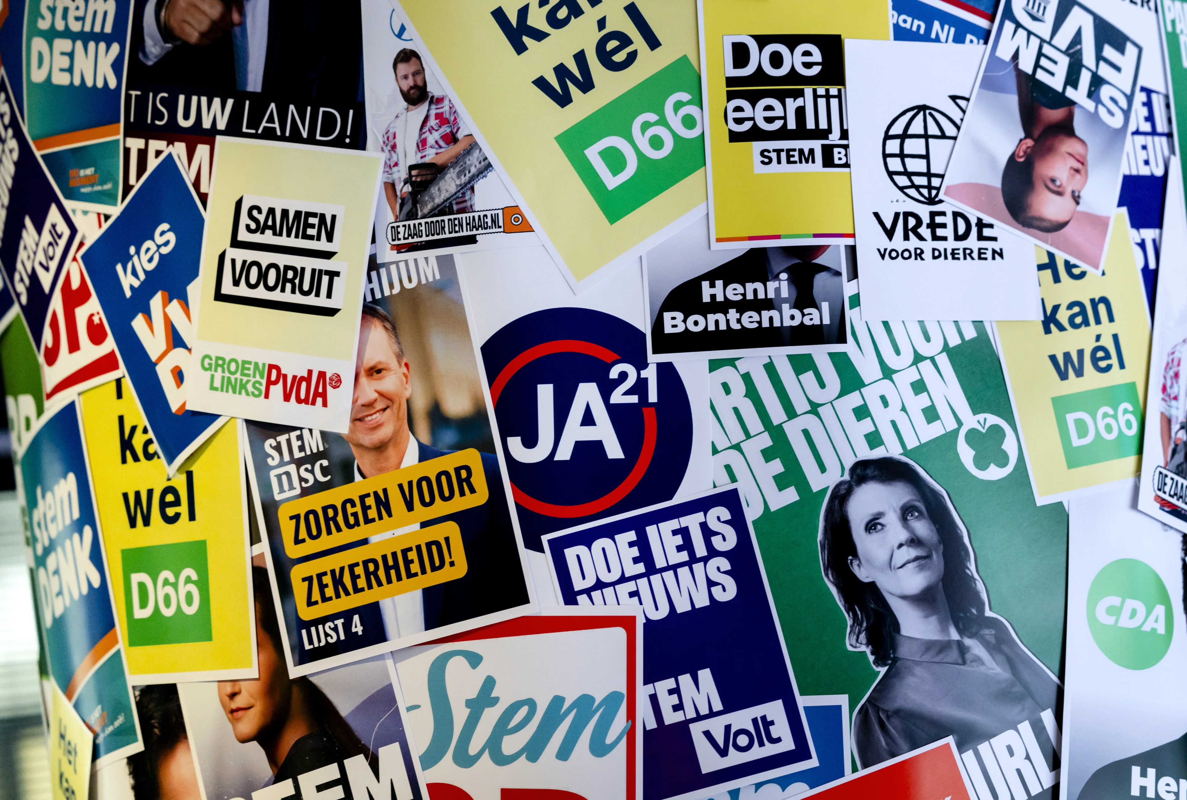 Verkiezingsborden in Veendam bewerkt met hakenkruizen en PVV-letters