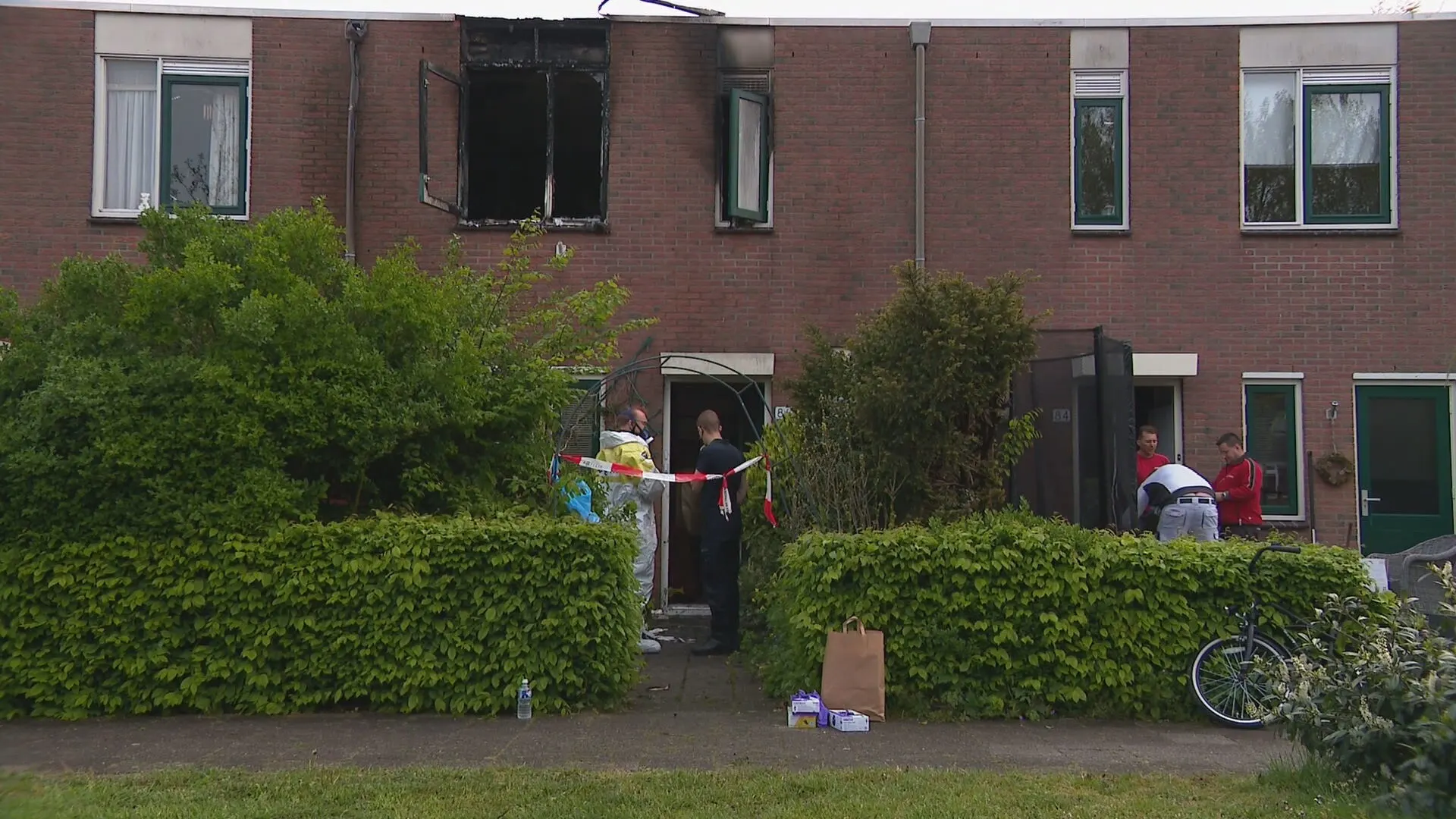 Dementerende vrouw (86) sterft bij brand Huizen, omwonenden noemen situatie 'tikkende tijdbom'