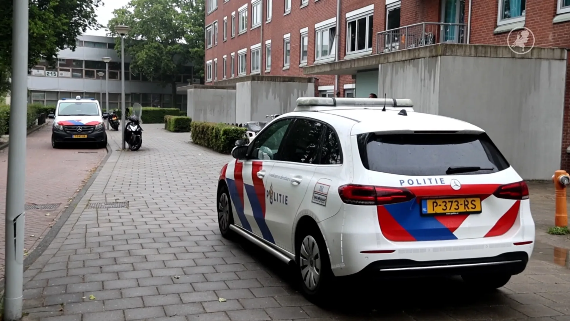 Vrouw (18) met schotwond aangetroffen in Amsterdam, politie zoekt verdachte