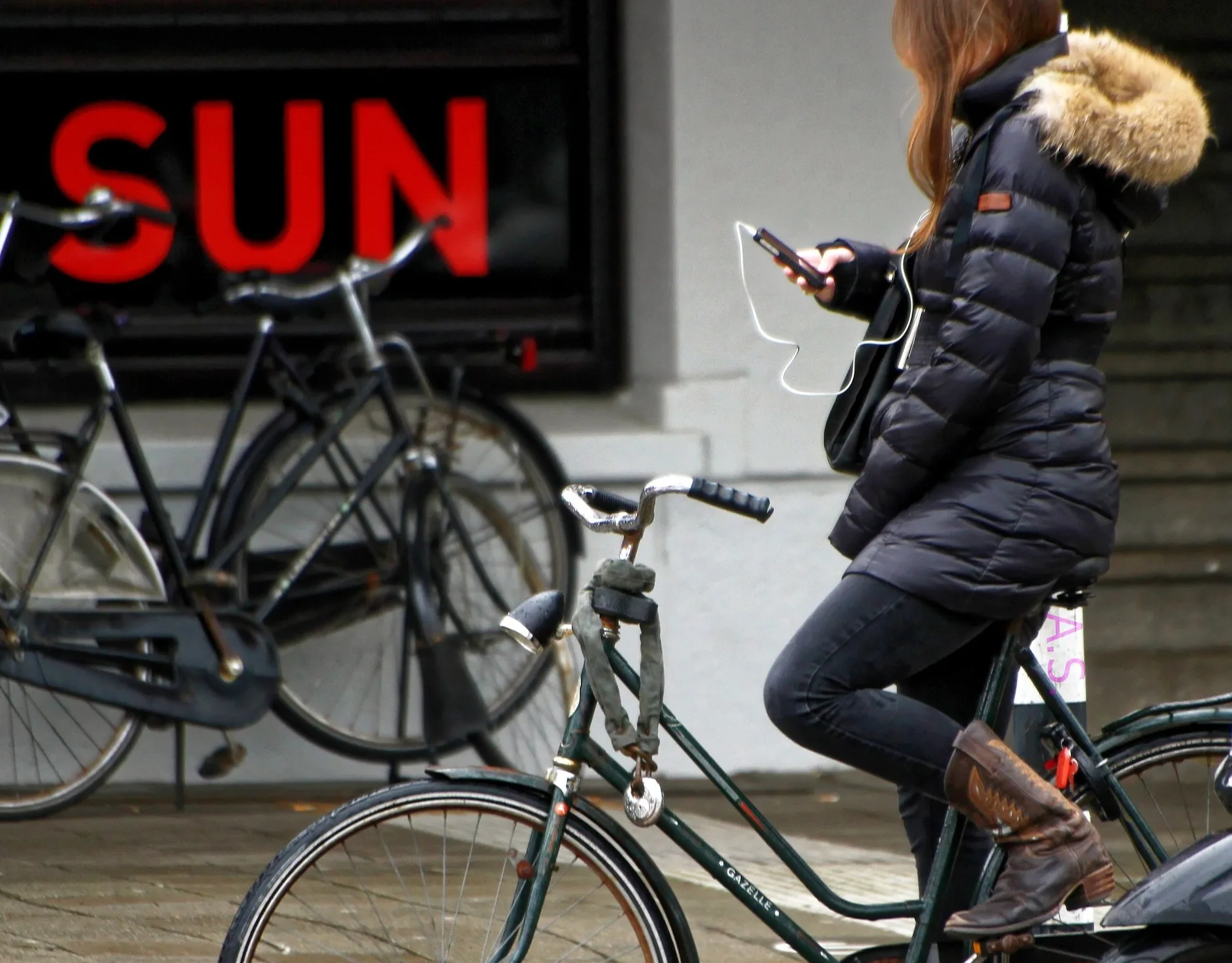 'Ruim 850 boetes per week voor telefoongebruik op de fiets'