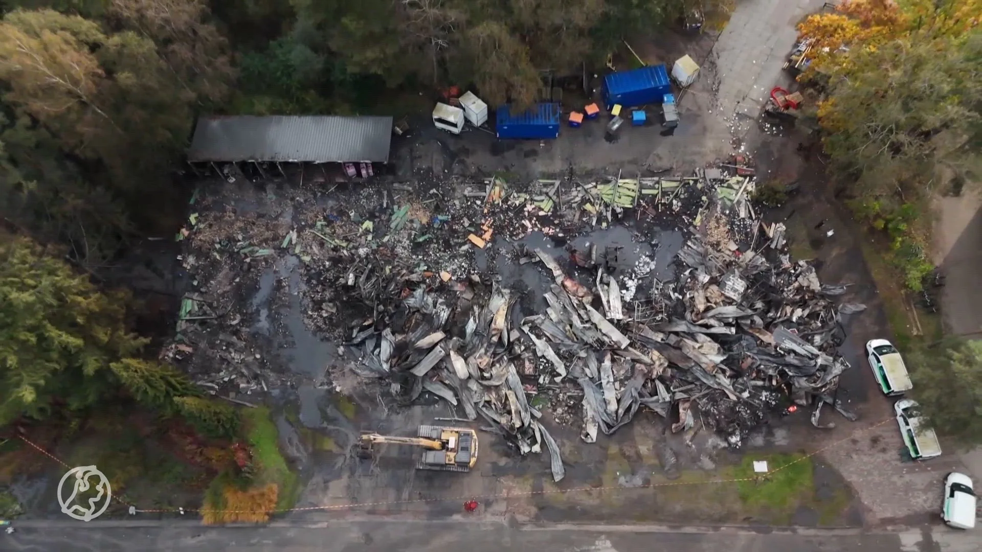 ZIEN: Niets over zijn loods Beekse Bergen na felle brand