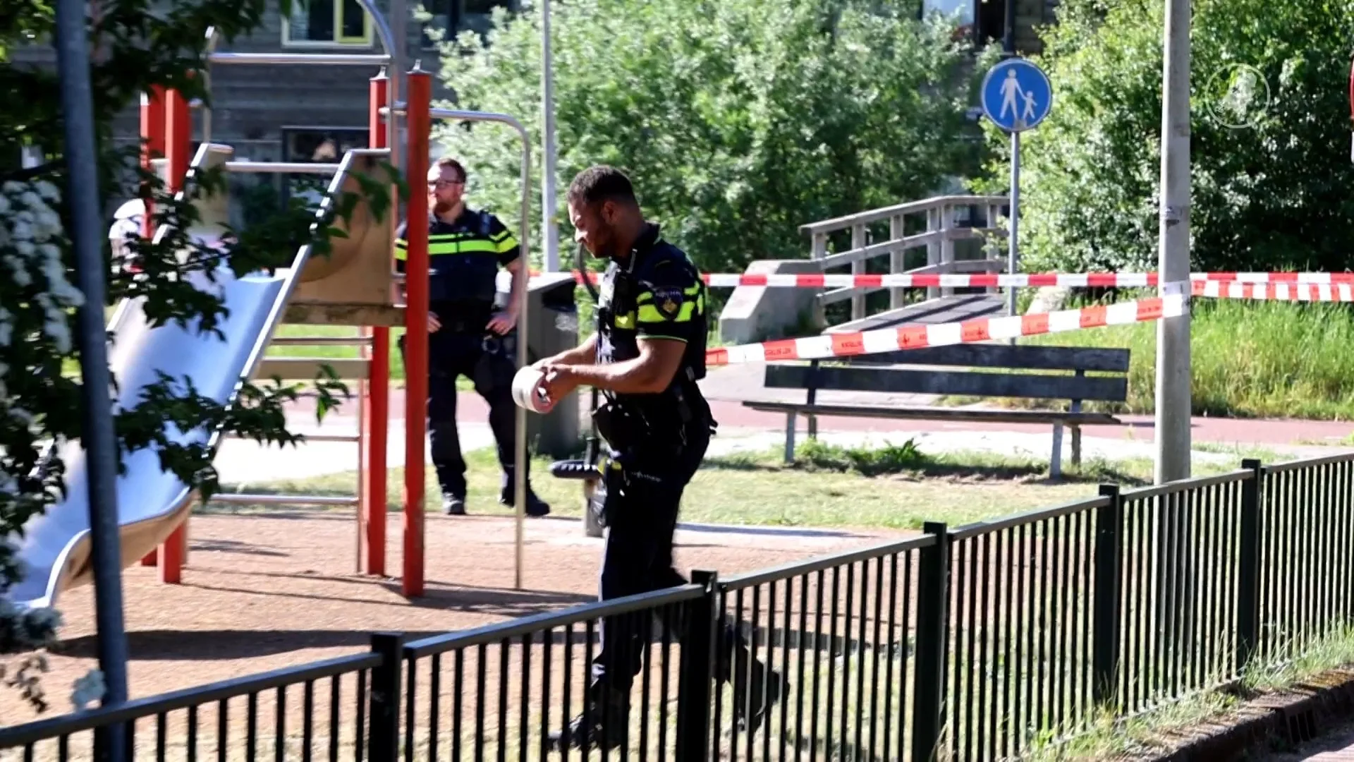 Kinderen op weg naar school zien man neergeschoten worden, dader op de vlucht