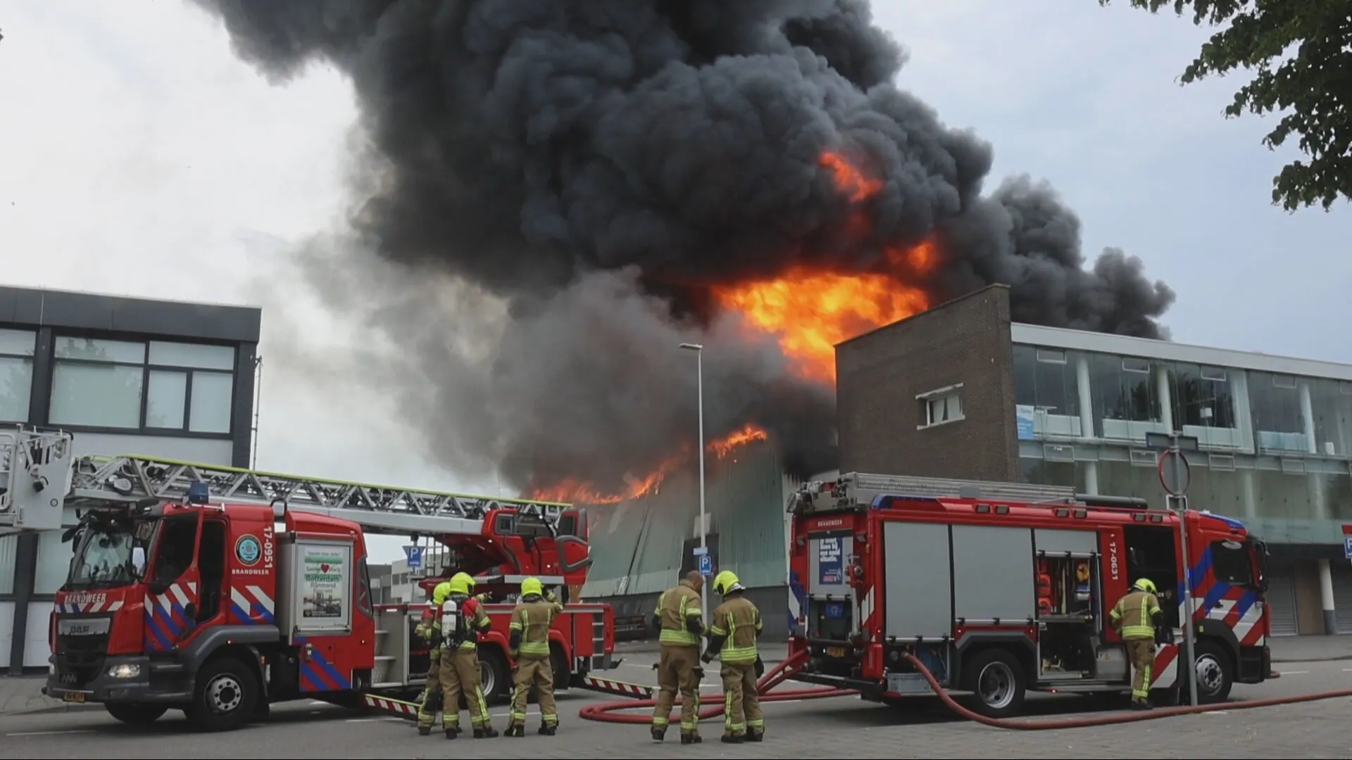 Grote brand in loods in Rotterdam, rook tot in de wijde omgeving te zien