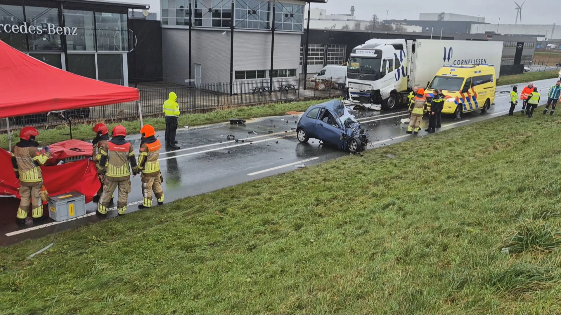 Automobilist overleden bij botsing met vrachtwagen in Zaandam