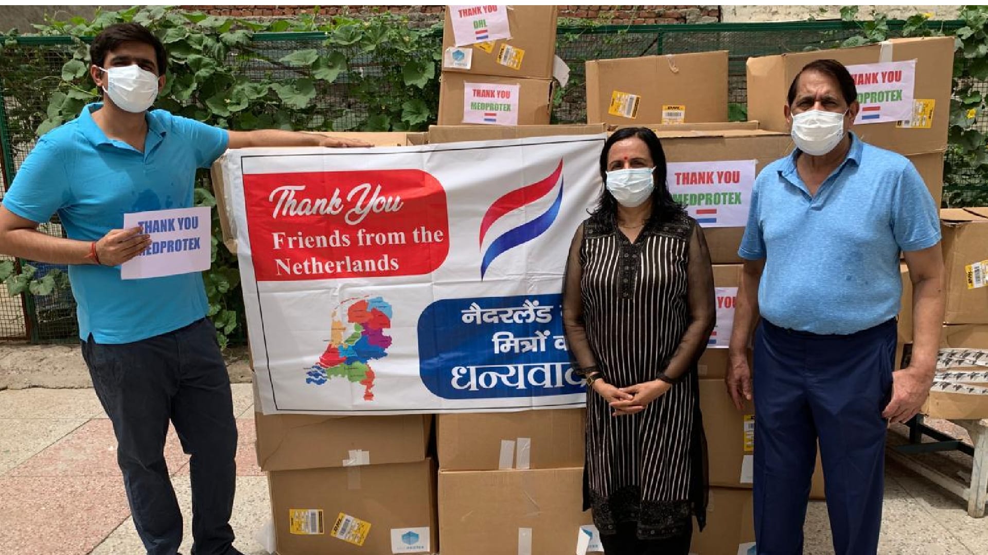 Indiase arts dolblij met eerste geleverde mondkapjes uit Nederland