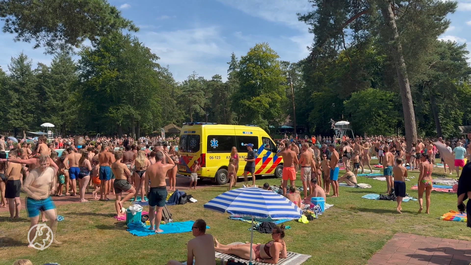 Badmeester en omstanders redden man uit zwembad in Apeldoorn