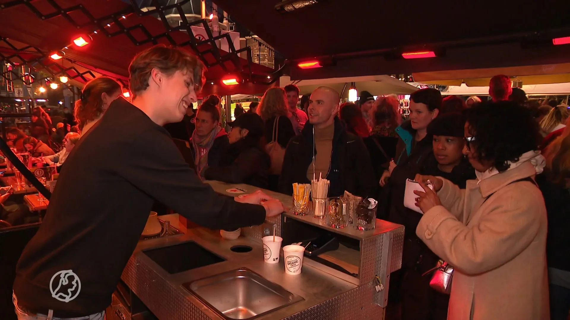 Barry is principieel tegen het QR-beleid en gooit zijn café zelf maar dicht