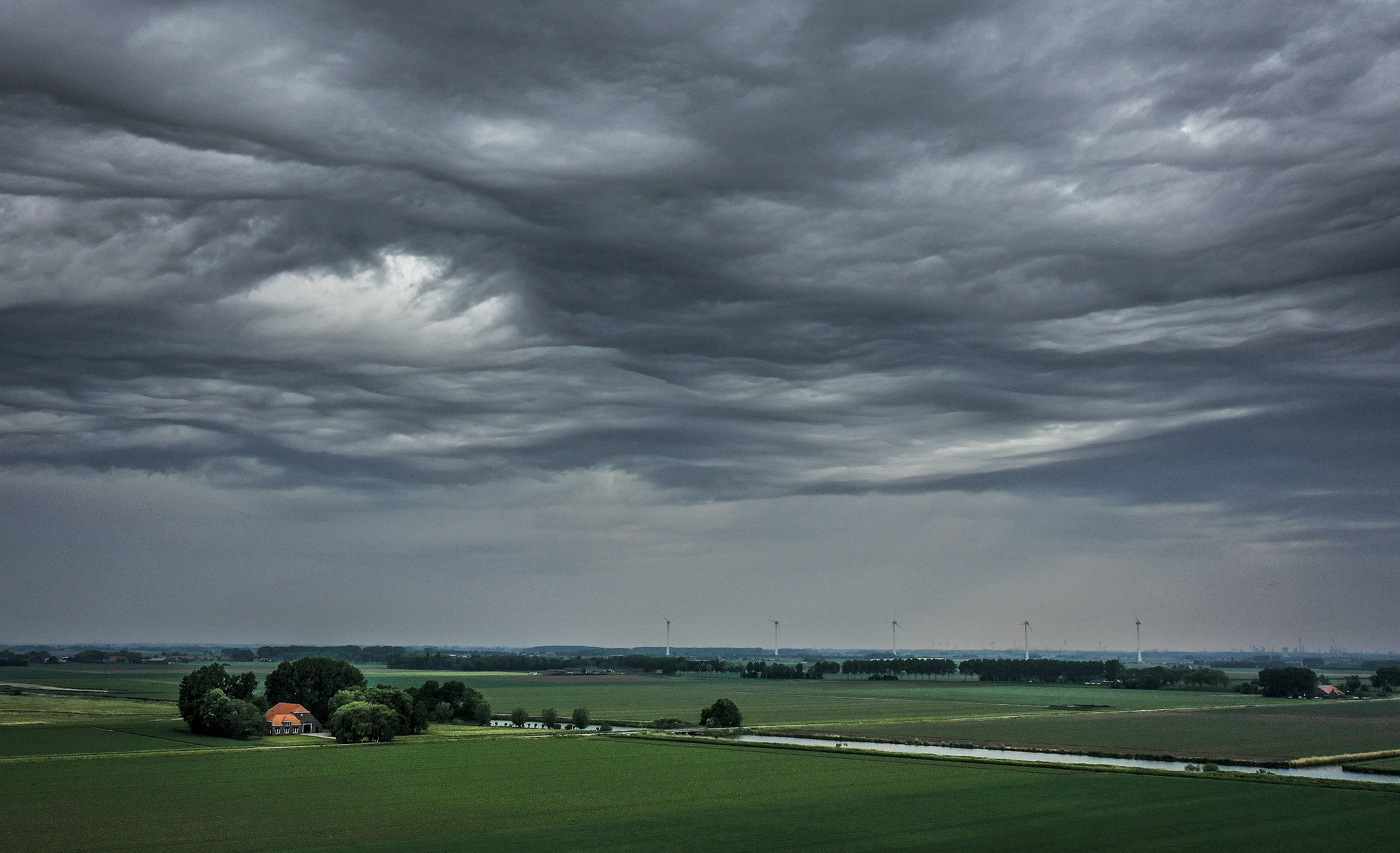Stevige onweersbuien verdrijven tropische warmte: KNMI geeft code geel af