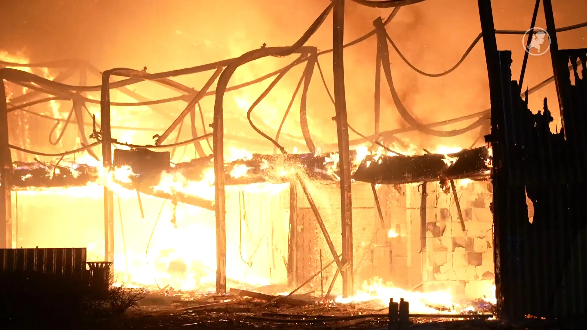 Brand in schoenenmuseum Waalwijk, waarbij asbest vrijkwam, vermoedelijk aangestoken