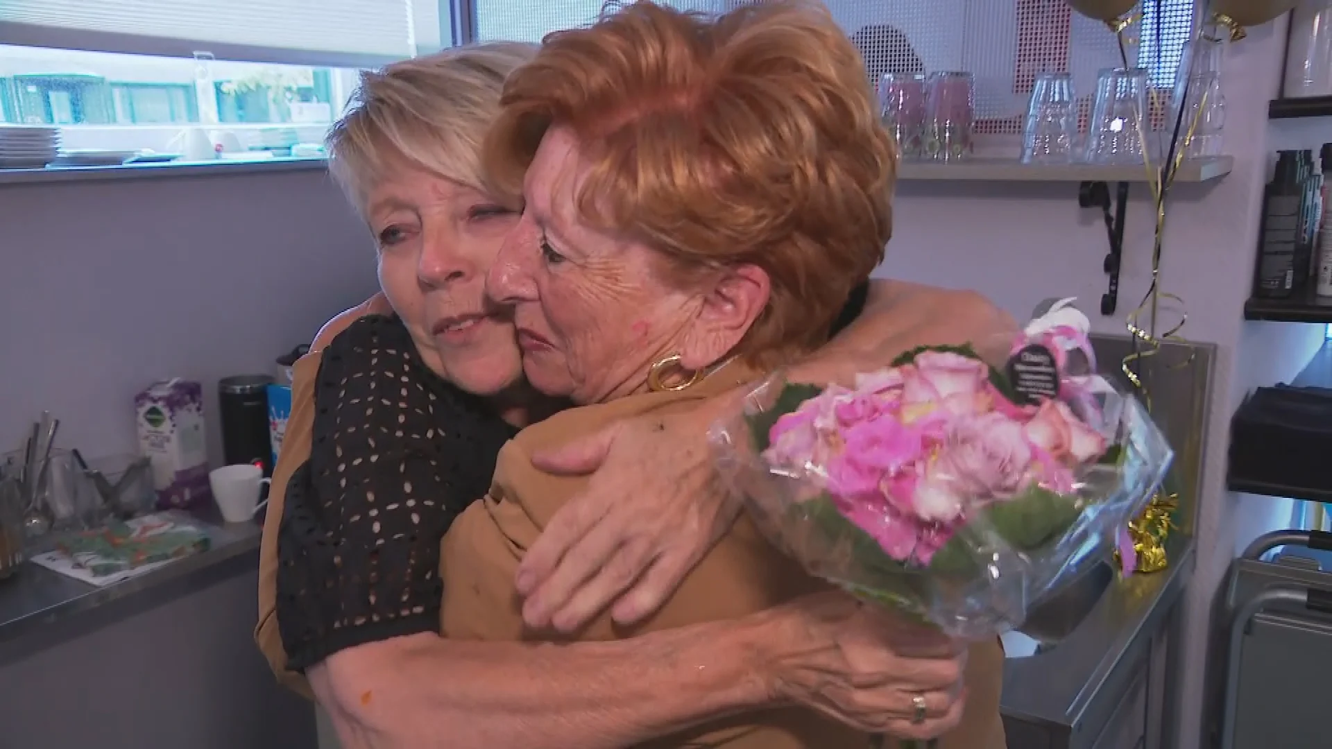 Volop emotie in Amsterdamse kapsalon: Ria, Hannie en Marja stoppen na 50 jaar