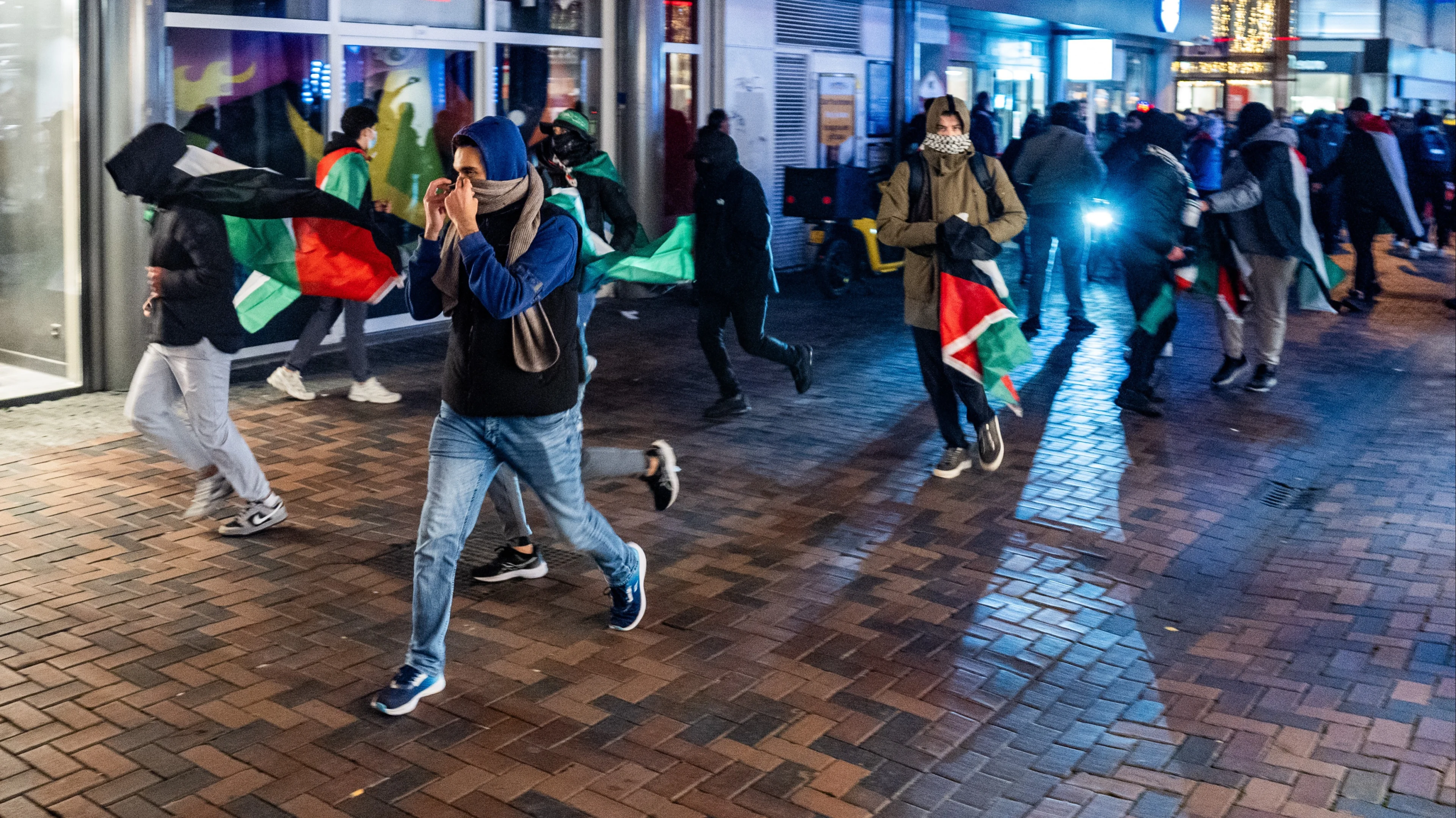 Politie geeft update over relschoppers Amsterdam: 45 verdachten in beeld, 9 vast