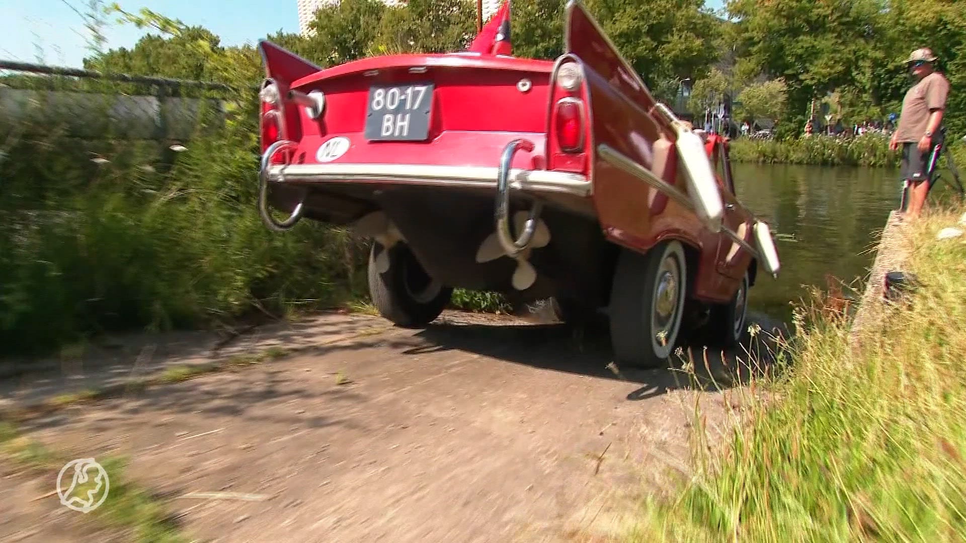 ZIEN: Utrecht in de ban van amfibievoertuigen die door de grachten varen