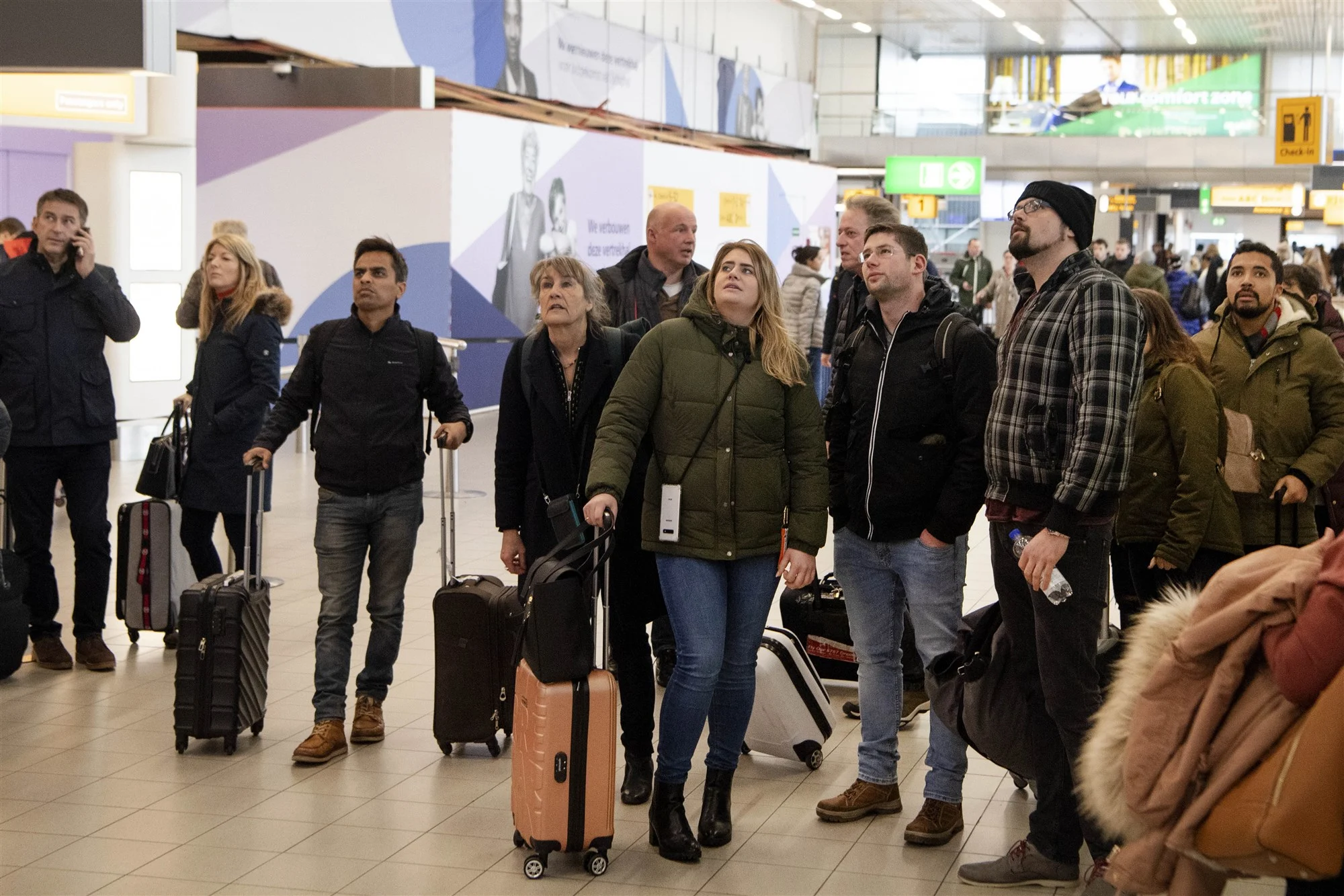 Schiphol: door storm 240 vluchten geannuleerd en grote paniek bij passagiers door doorstarts