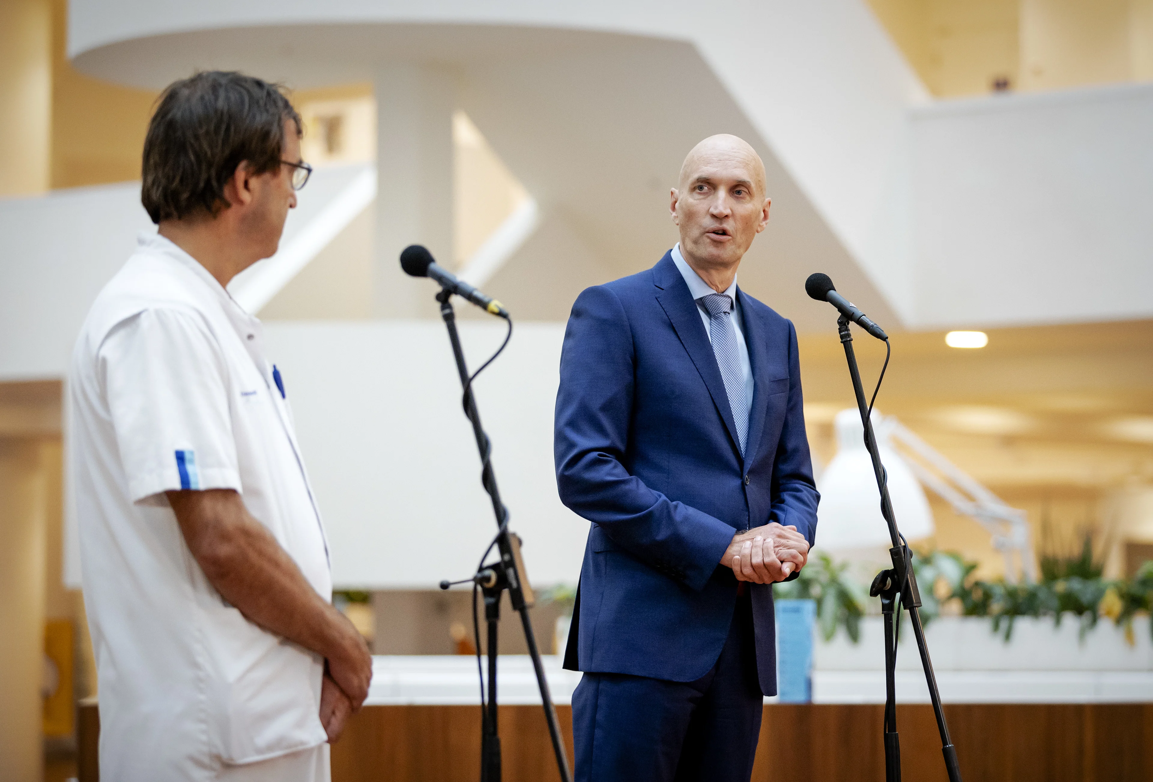 Gommers en Kuipers kritisch op coronastrategie: 'Sturen op laag aantal besmettingen had zorg minder belast'