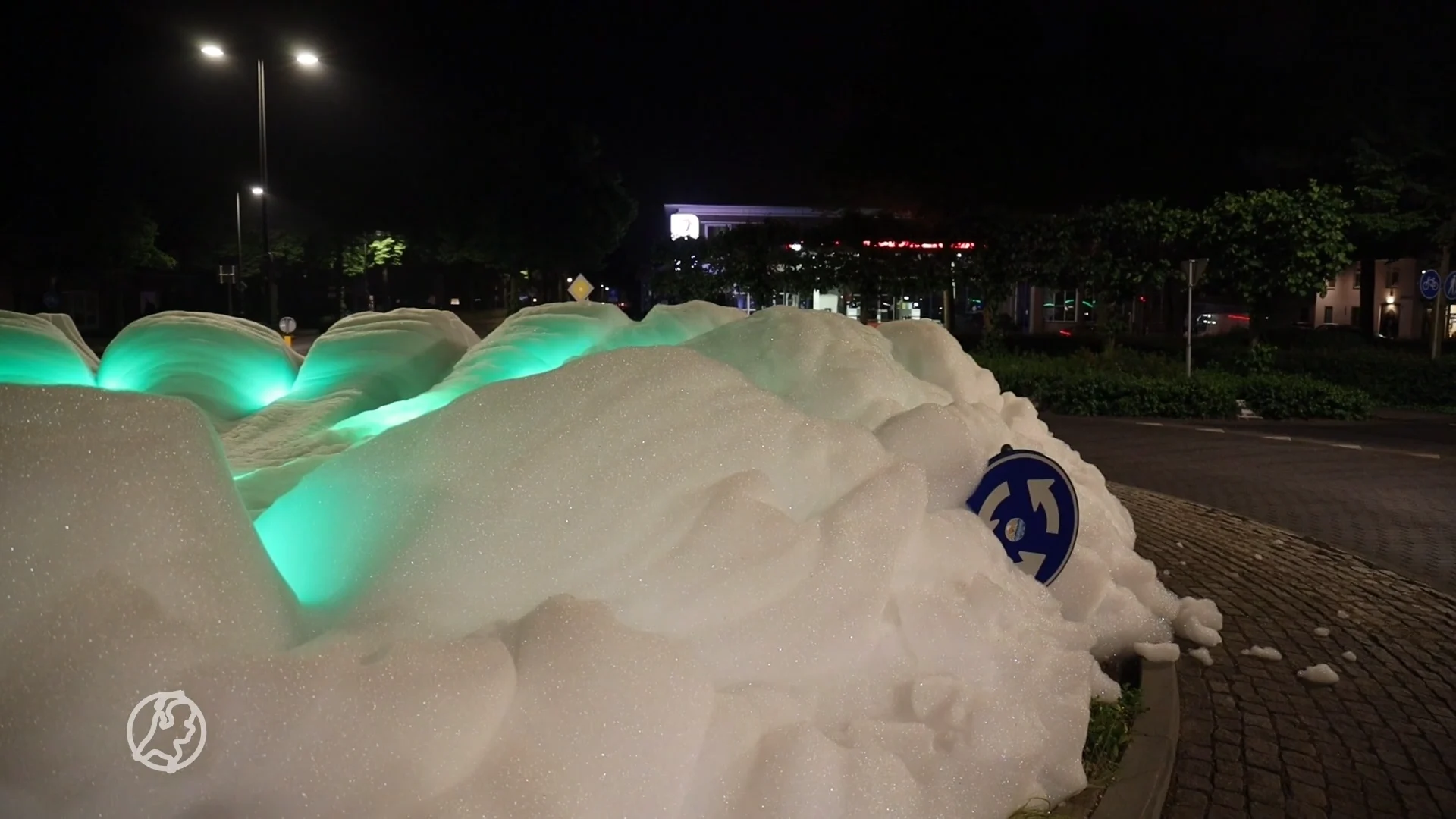 ZIEN: schuimparty op rotonde in Schijndel