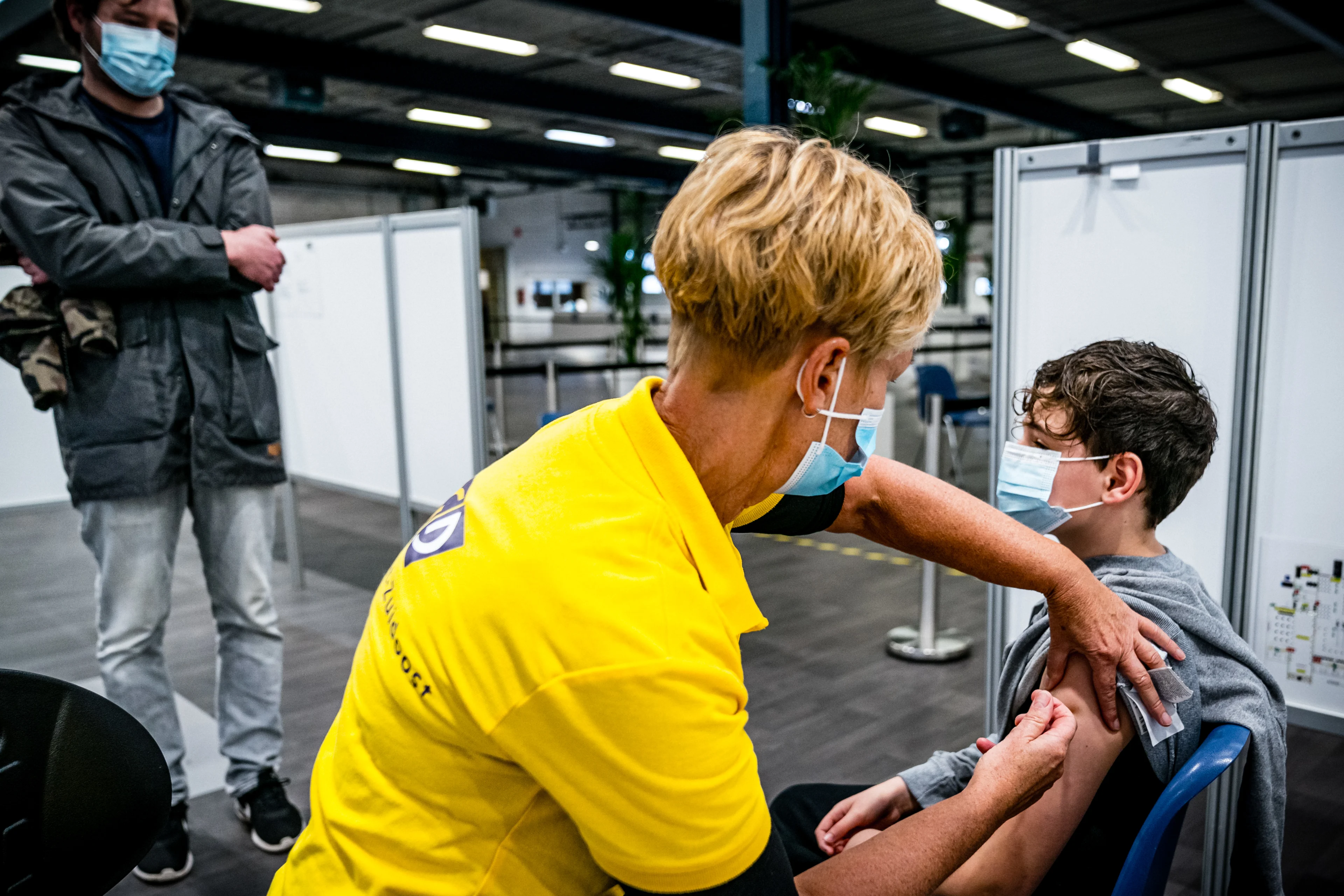 Kinderombudsman tegen 2G-coronapas voor jongeren