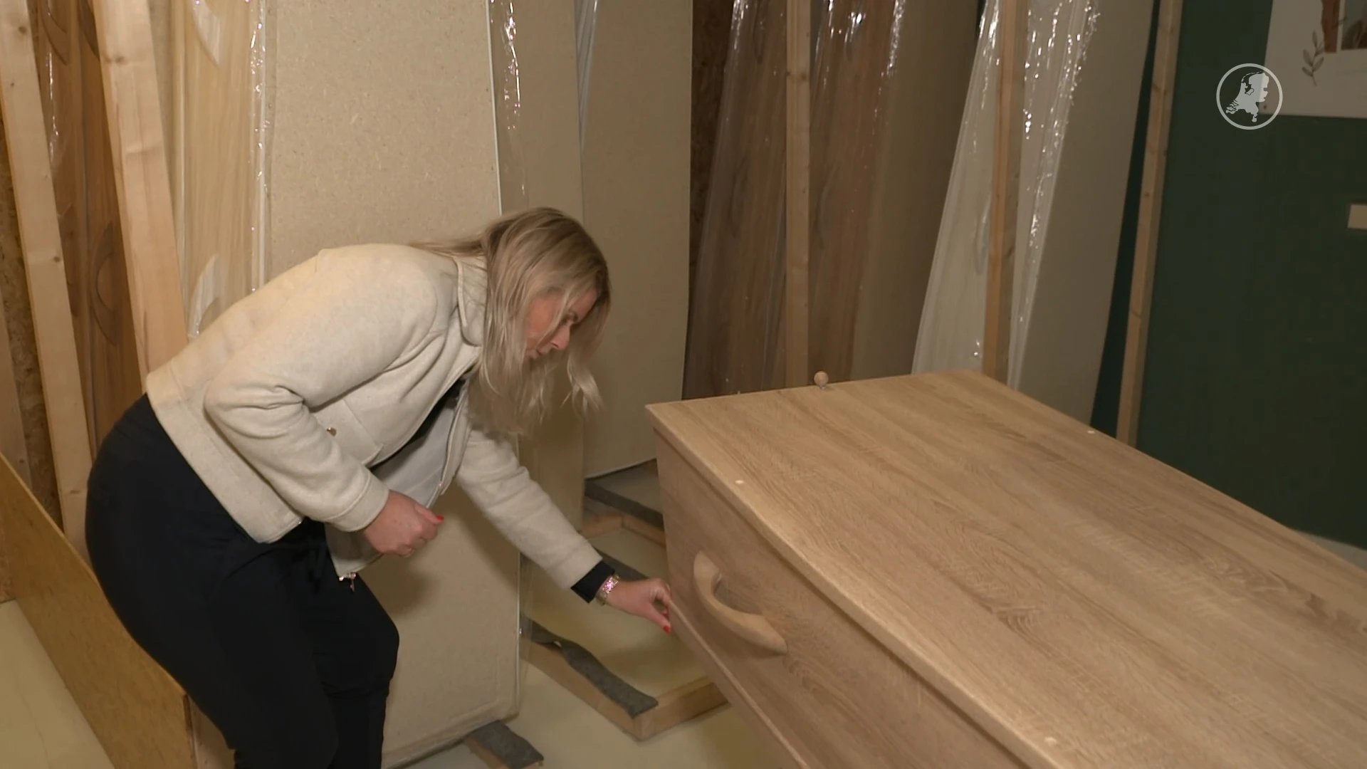 Rianne verkoopt beschadigde uitvaartkisten: 'Zonde van dure kist'