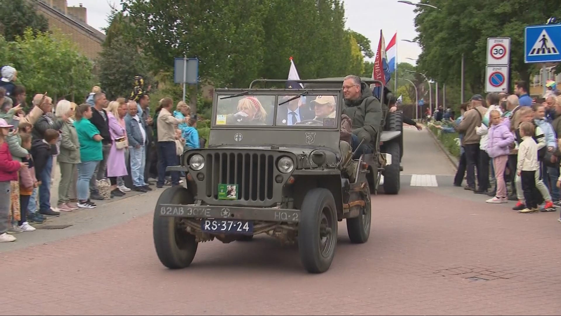 ZIEN: Optocht van historische voertuigen trekt veel bekijks in Hoeksche Waard