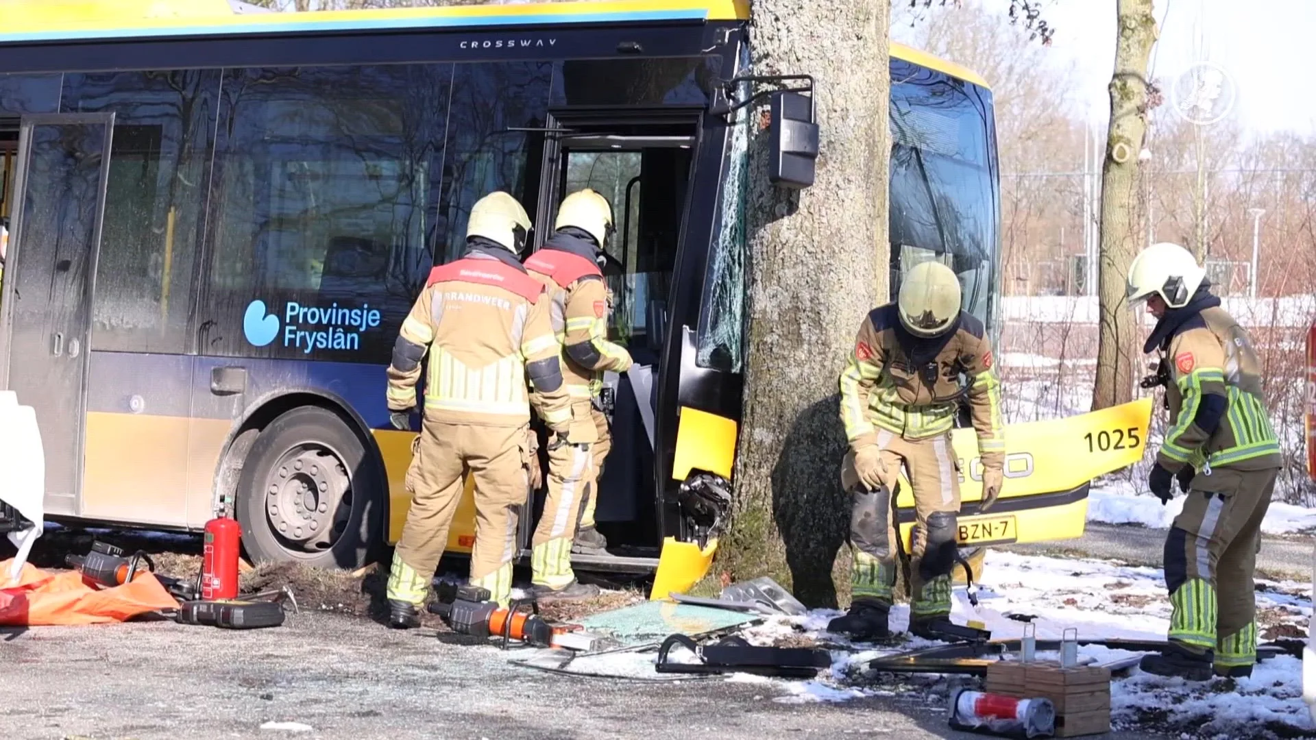 Lijnbus botst tegen boom in Friese Buitenpost