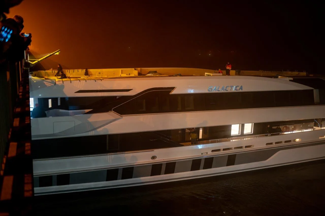 Gelukt! Superjacht Galactica is onder de brug bij Heusden door (met wat schade...)