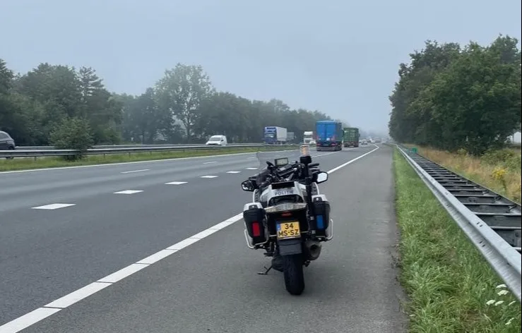 Politie haalt wandelende vrouw van snelweg: 'Doe dit niet'