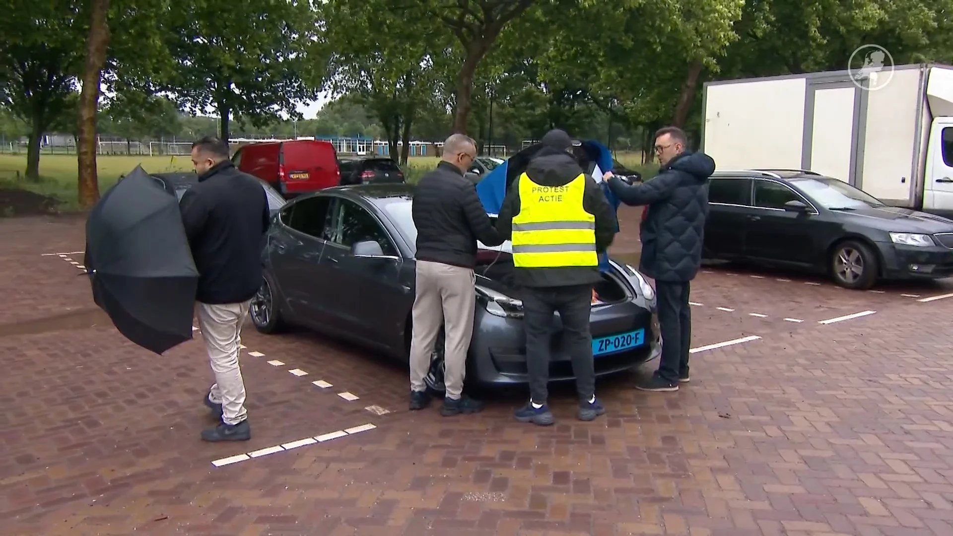 Hoge kosten, dalende inkomsten, overvolle markt en stijgende concurrentiedruk: taxichauffeurs staken