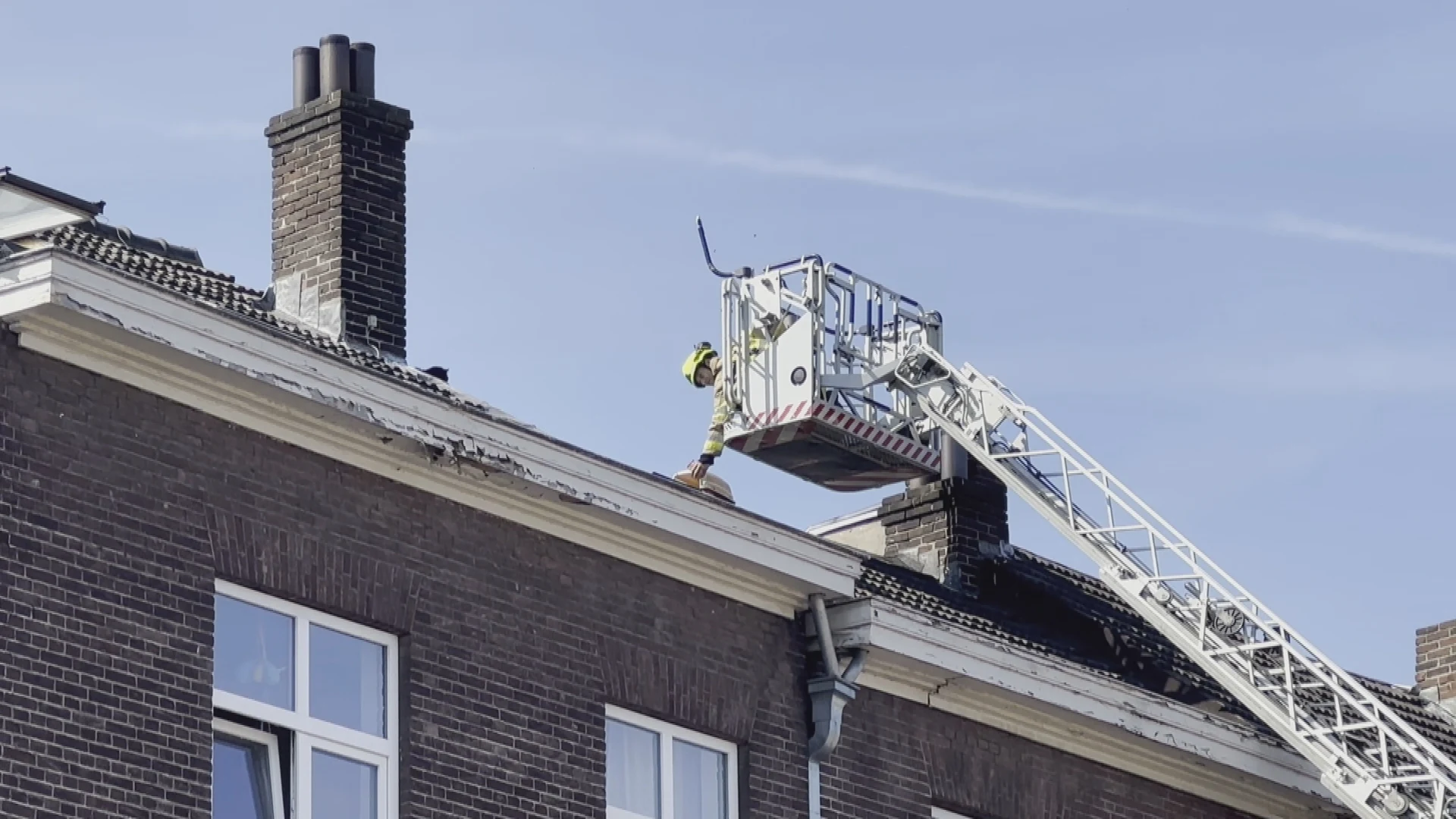 Brandweer rukt uit voor kattenkwaad: eigenwijze kat wil niet van dak af