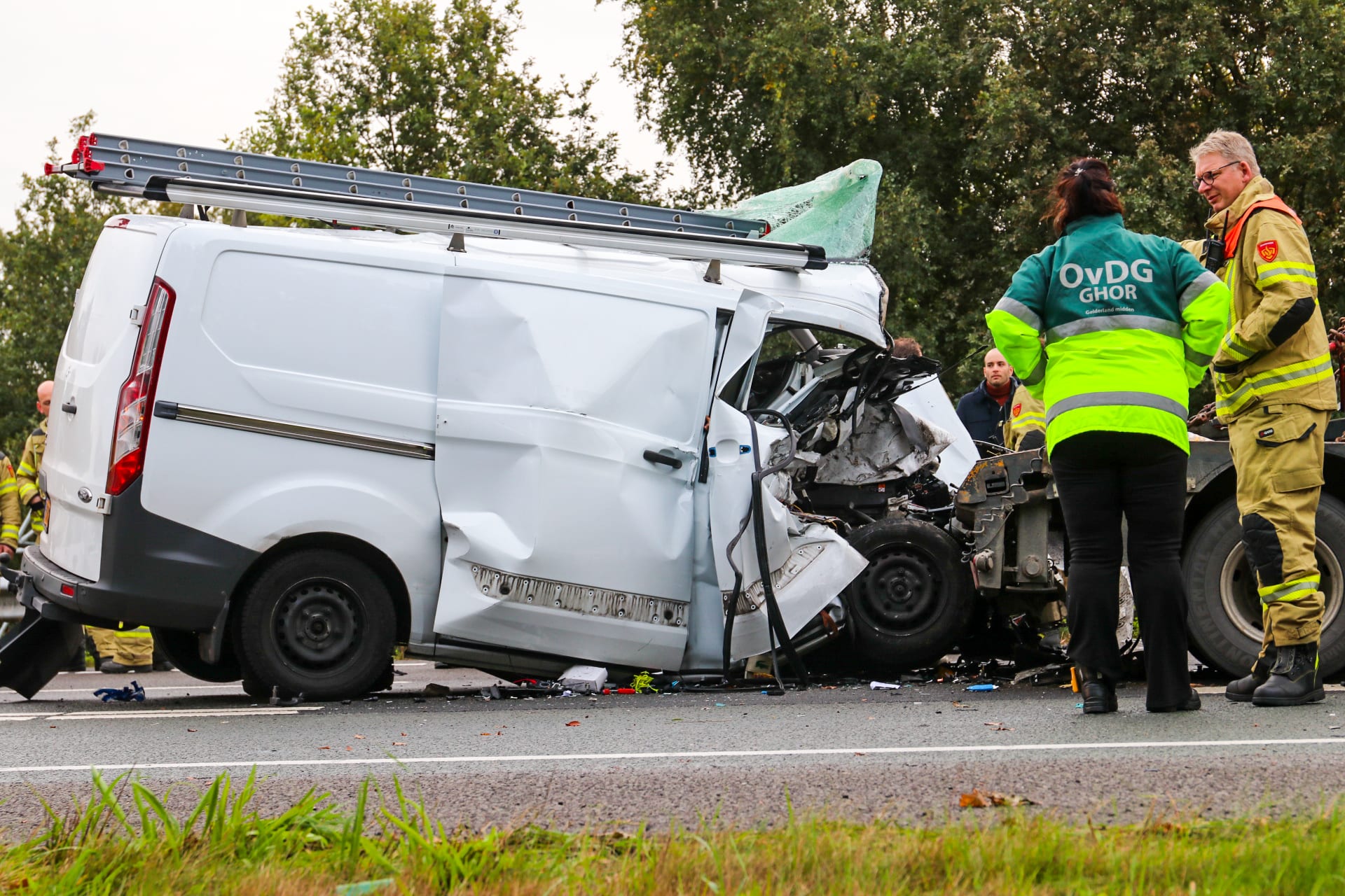 A1 bij Stroe weer volledig open na heftige klap tussen busje, auto en oplegger