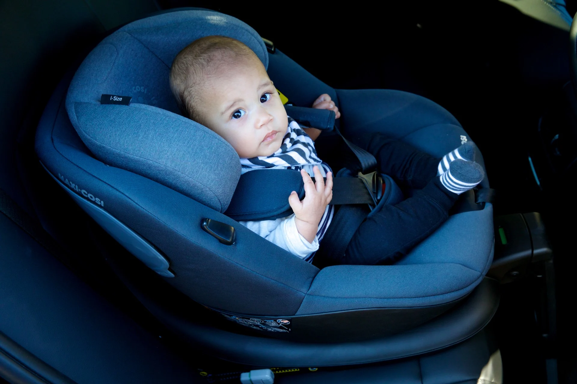 Ouders laten kindje (1) achter in auto om te gaan shoppen