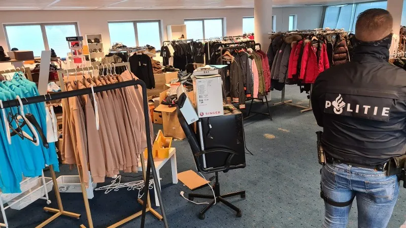 Politie ontdekt flinke partij neppe merkkleding in pand Capelle aan den IJssel
