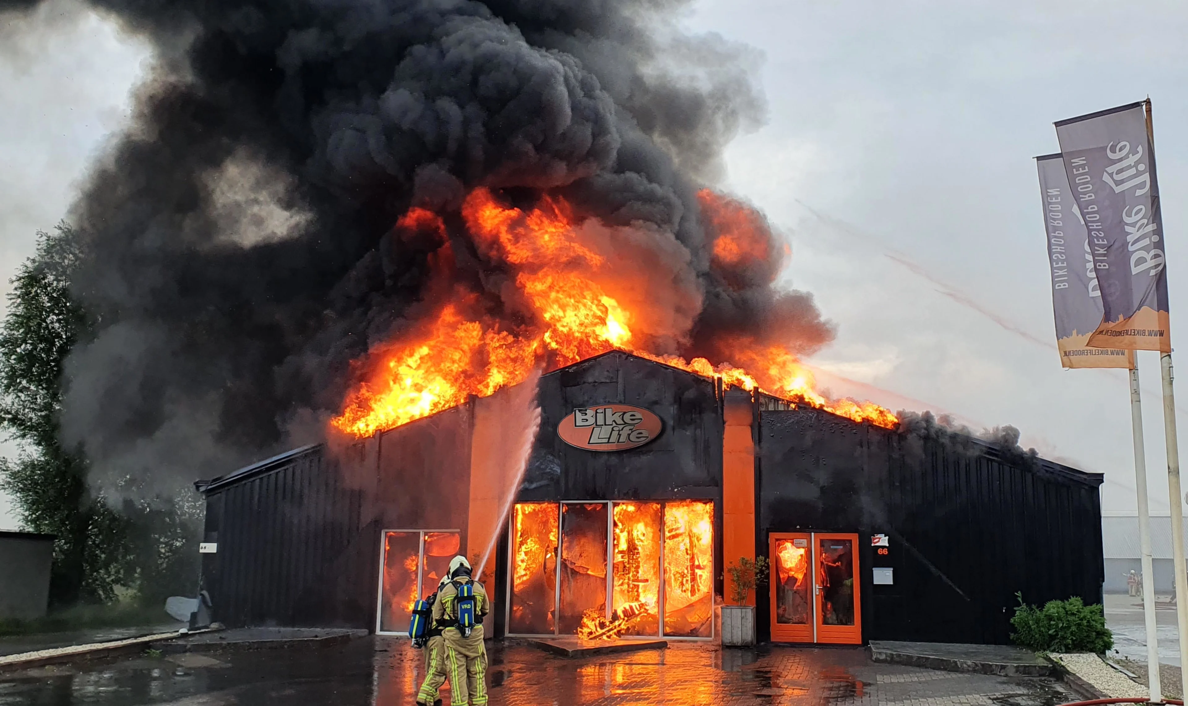 Fietsenwinkel in Roden gaat in vlammen op, publiek houdt zich niet aan afstandsregels