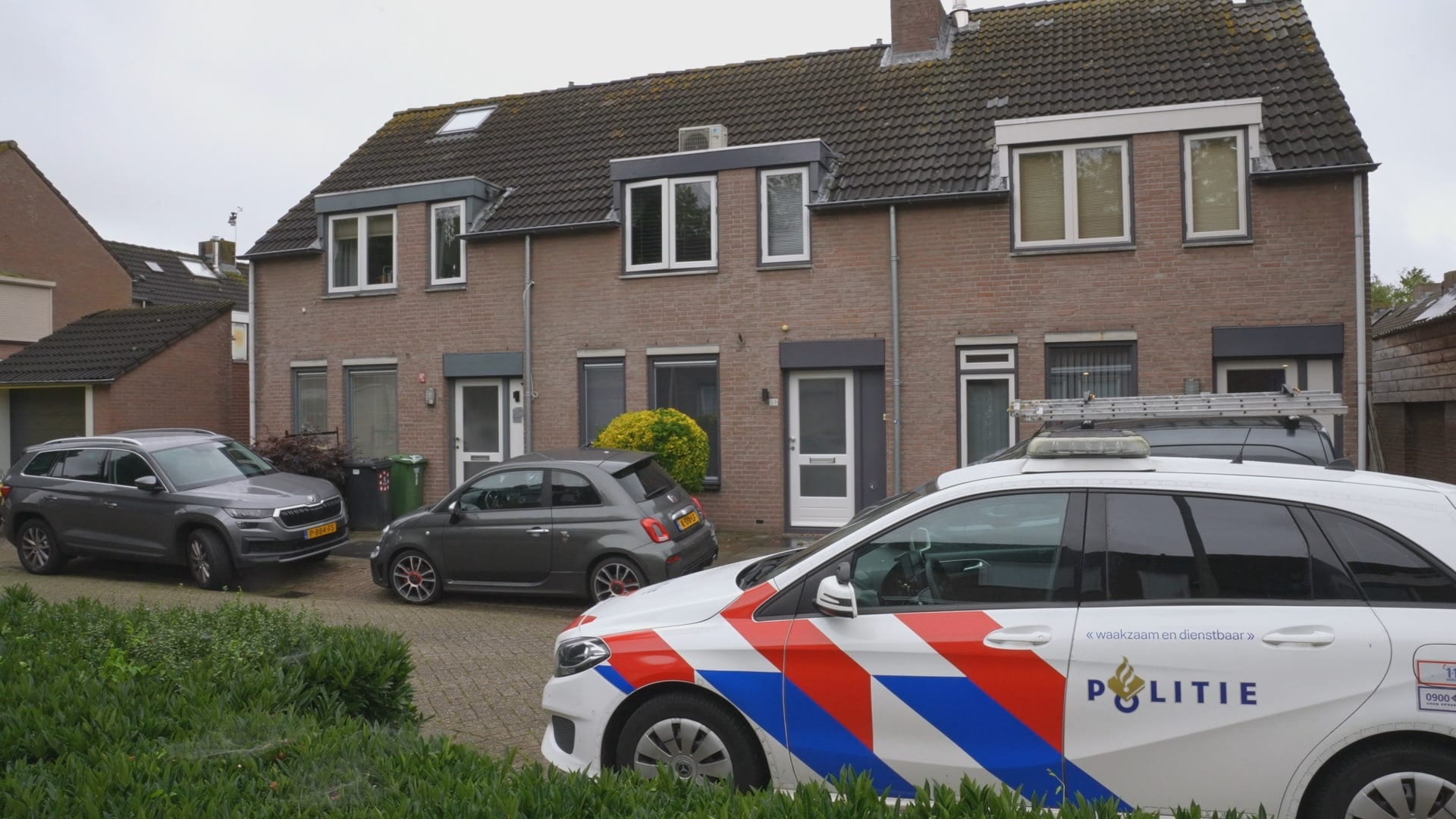 'Geïnteresseerde koper' steelt auto, slachtoffer enkele meters meegesleurd