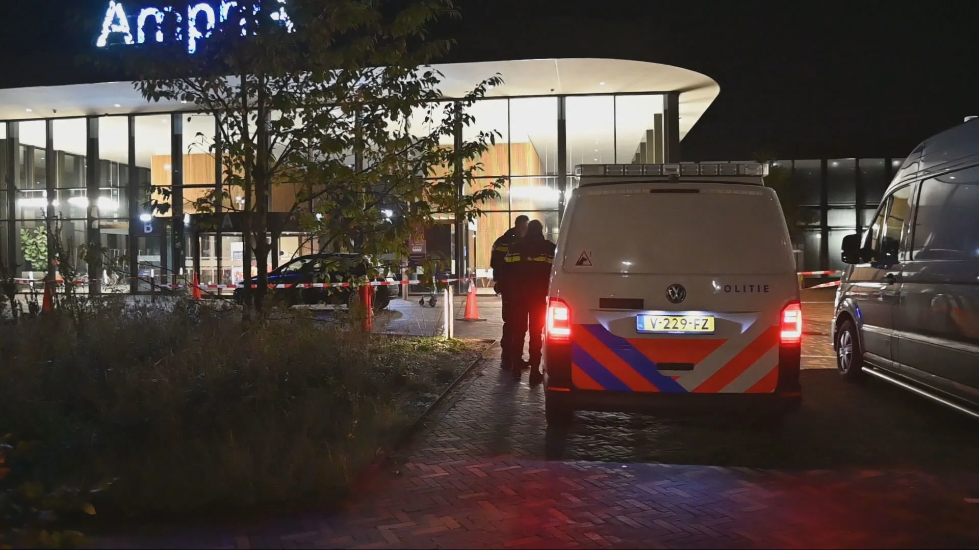 Drie mannen met steekwonden bij ziekenhuis Breda, politie zet ingang af