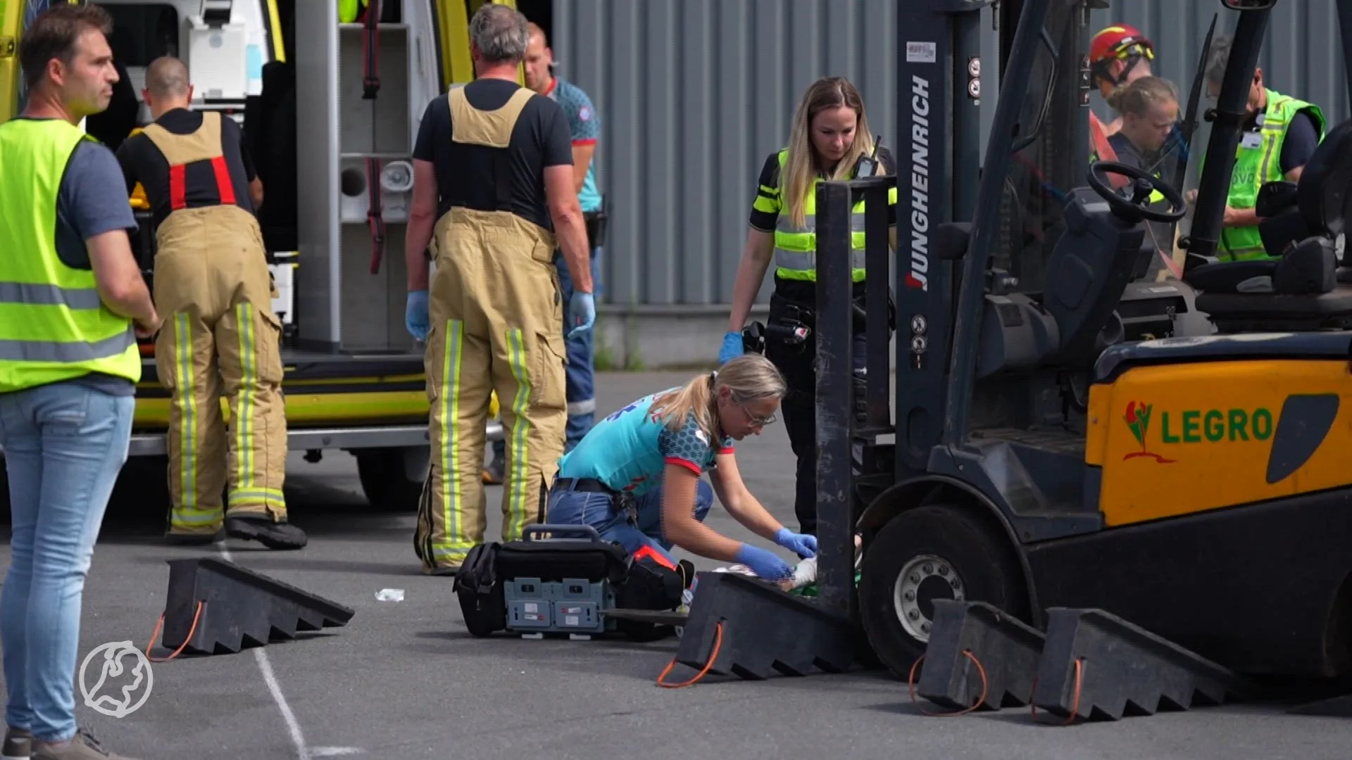 Man komt onder heftruck terecht bij bedrijf Helmond