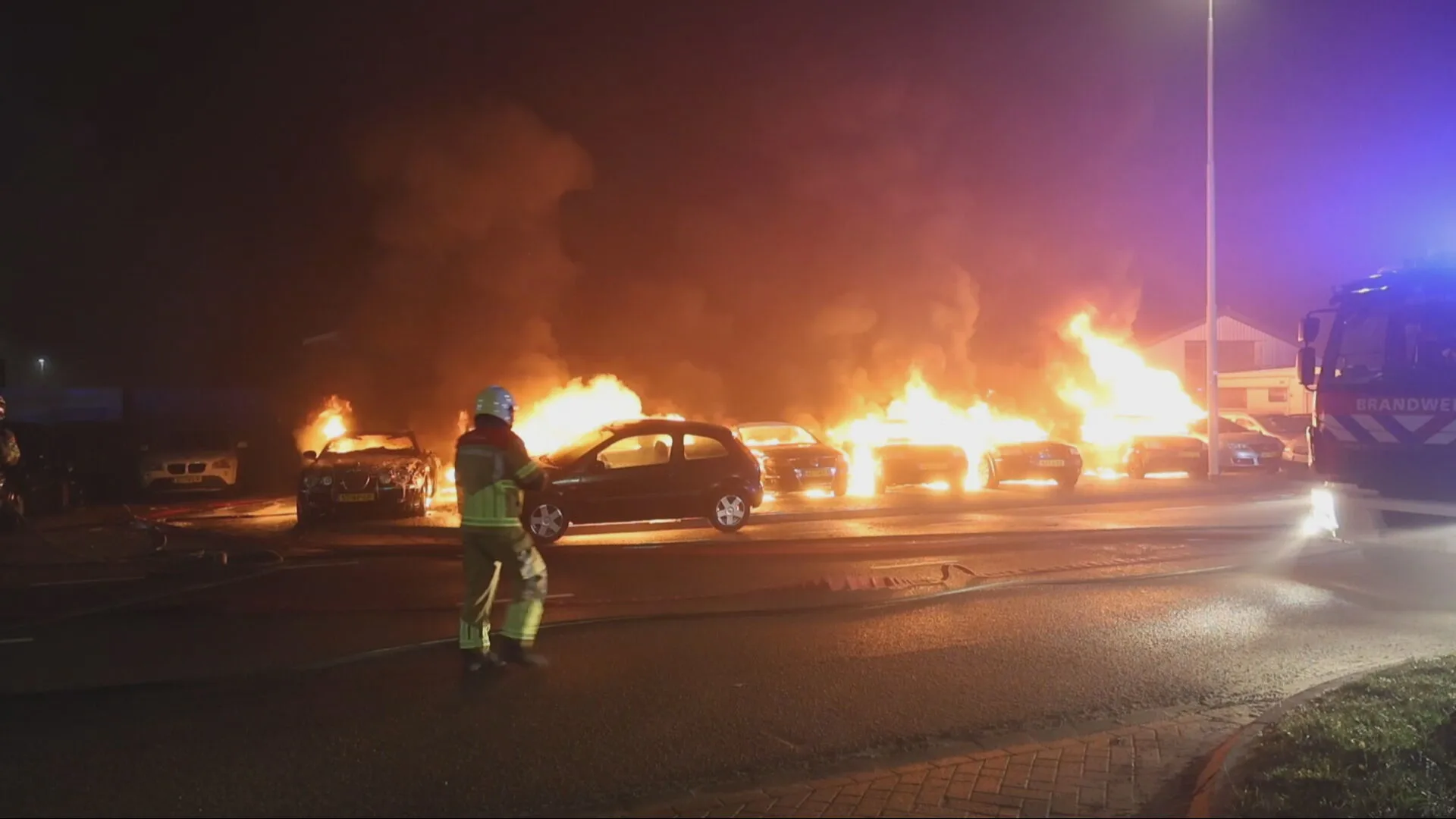 Politie houdt 58-jarige Leeuwarder aan na zien videobeelden van brand bij autobedrijf