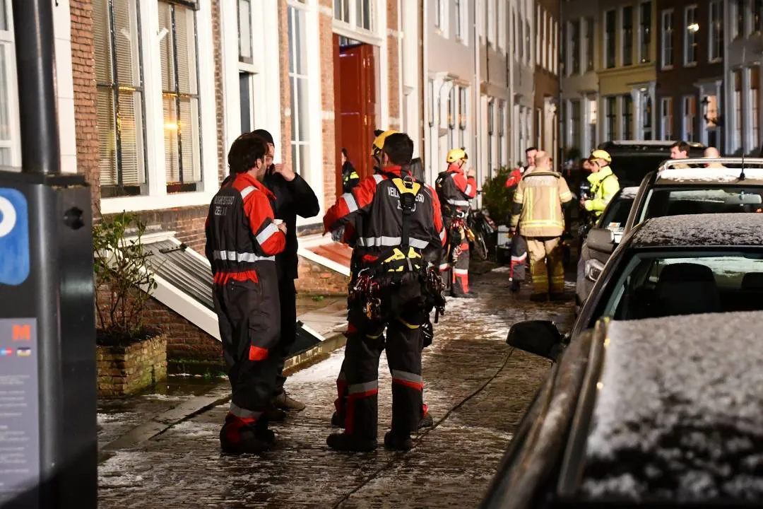 Vrouw na twee uur gered uit groot gat in eigen achtertuin