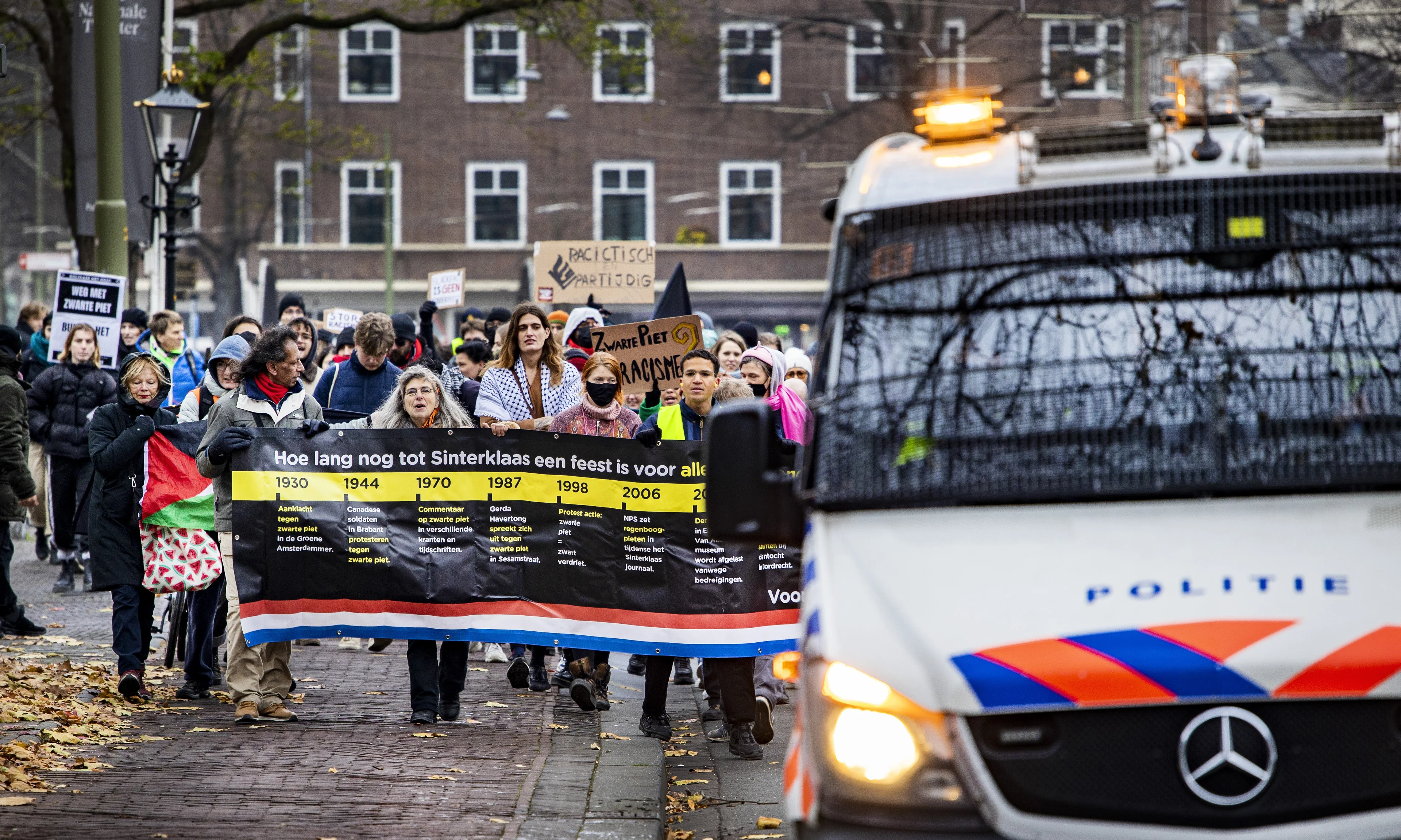 Honderden mensen lopen mars om in Staphorst belaagde activisten te steunen
