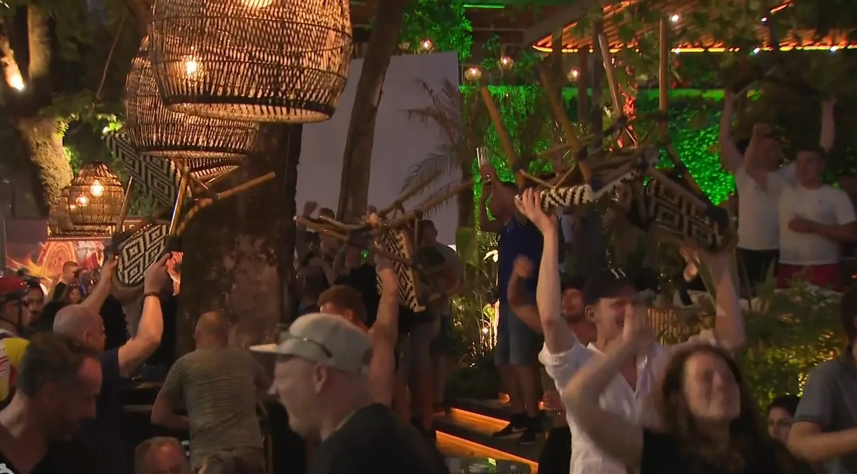 Feyenoord-fans nemen voorschot op Europese titel en bouwen feestje in Tirana