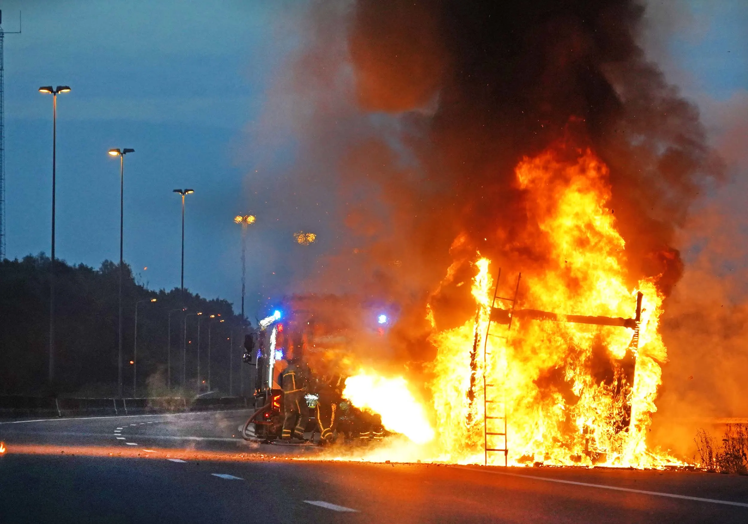 'Gezin ontkomt aan vlammenzee bij camperbrand op A28 bij Haren'
