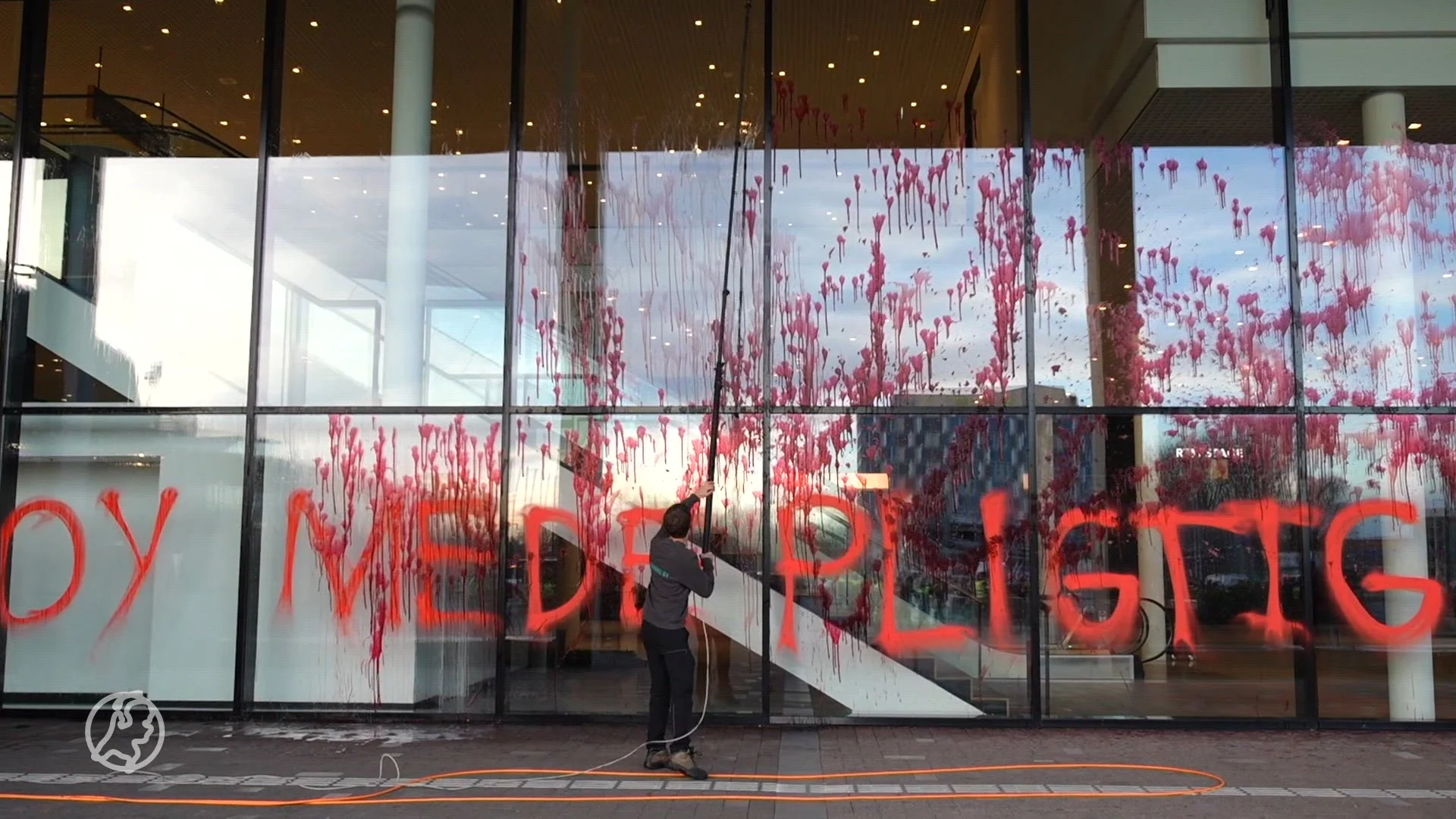 Klimaatactivisten bekogelen Ahoy met 'nepbloed' tegen wapenbeurs