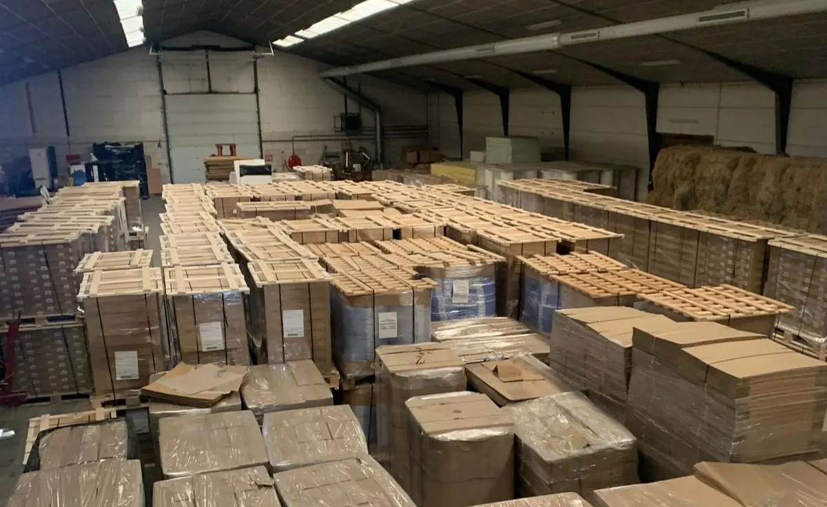 Douane en FIOD vinden 20 miljoen illegale sigaretten in loods Haarlemmermeer